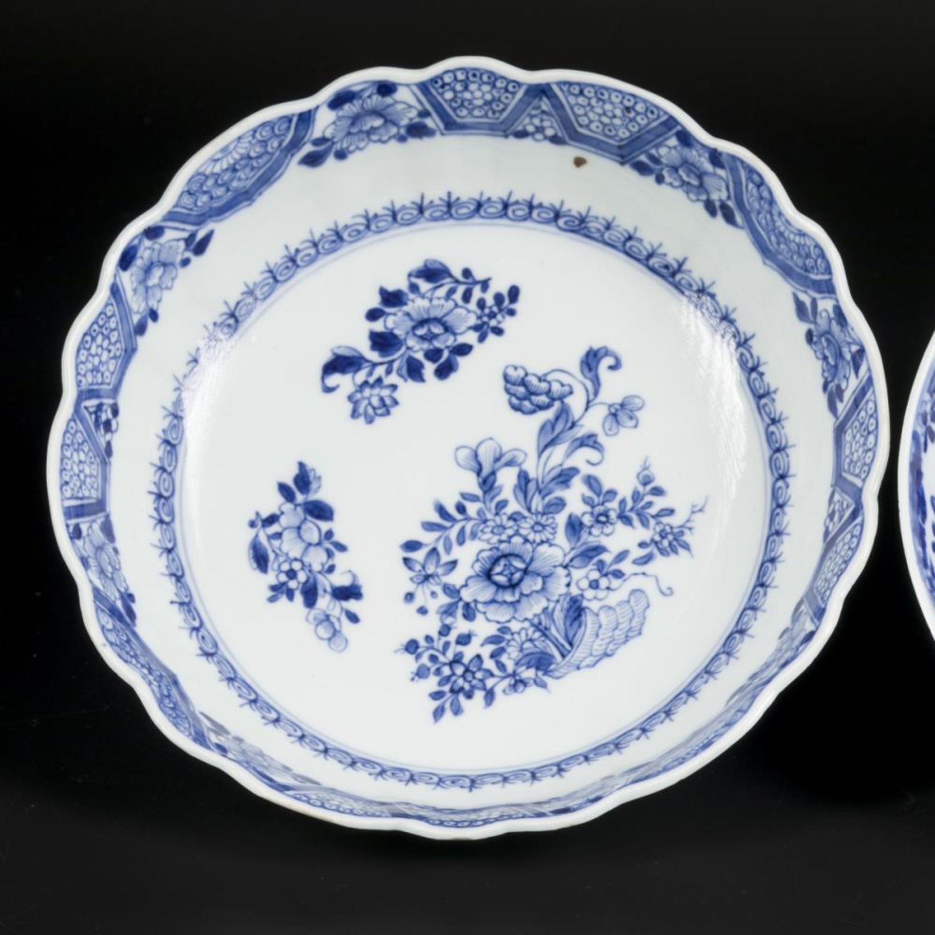 A porcelain bowl and a colander, both with floral decoration China, Qianlong 18th century. - Bild 3 aus 5