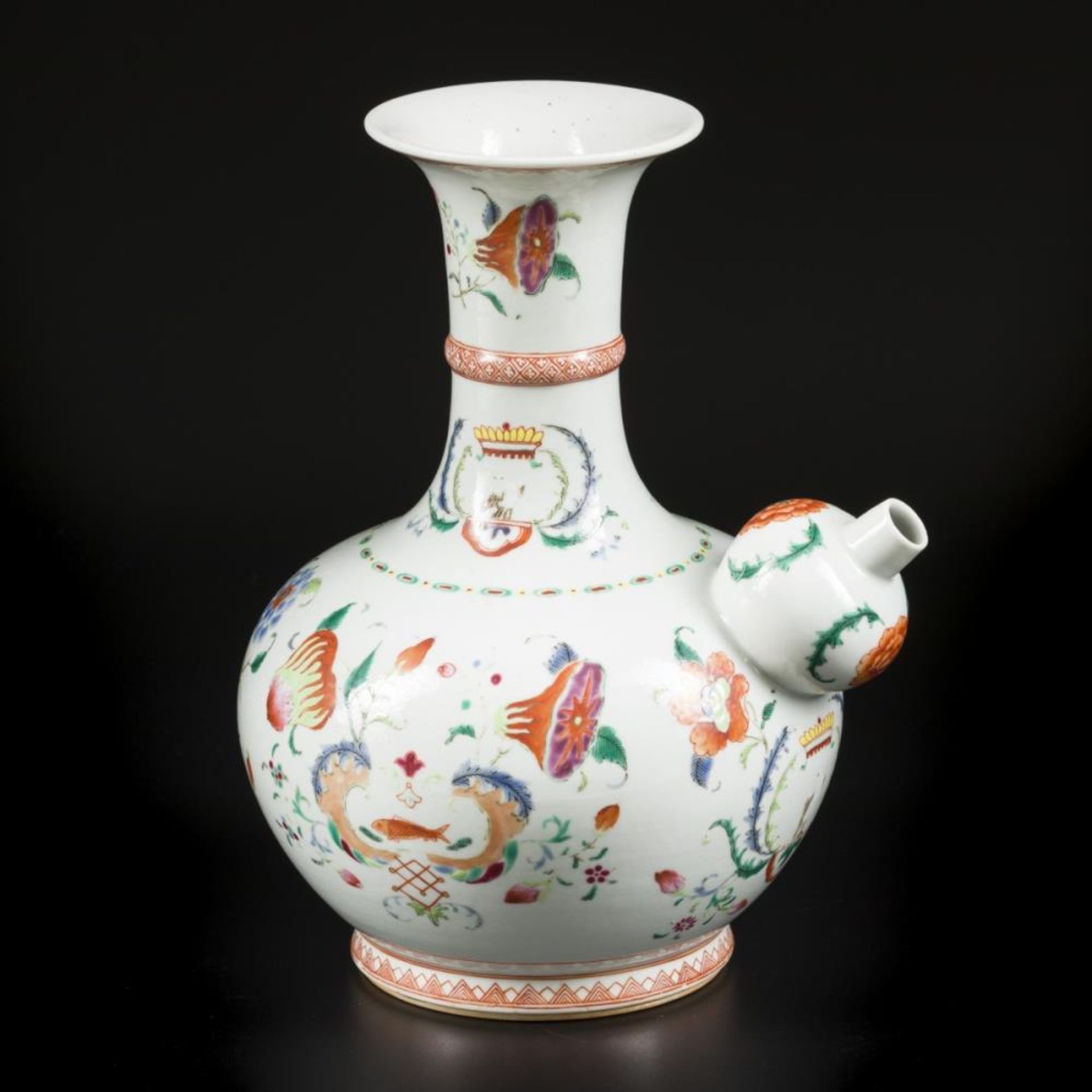 A porcelain famille rose kendi. China, 18th century. - Bild 5 aus 7