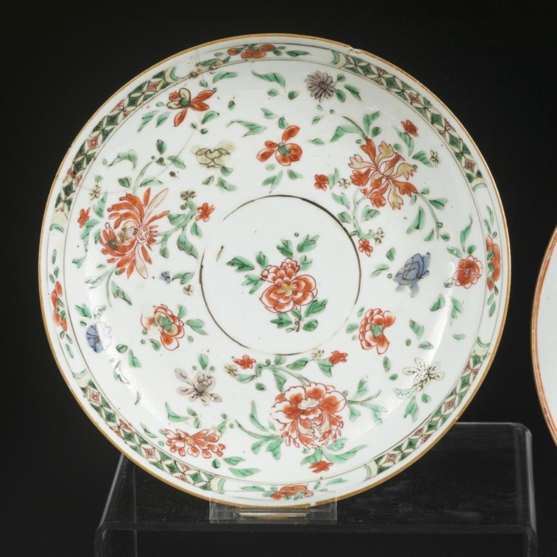 A lot of 5 different plates: 1x Famille Verte, 2x Famille Rose all Chinese 18th century and 2x Japan - Bild 5 aus 7