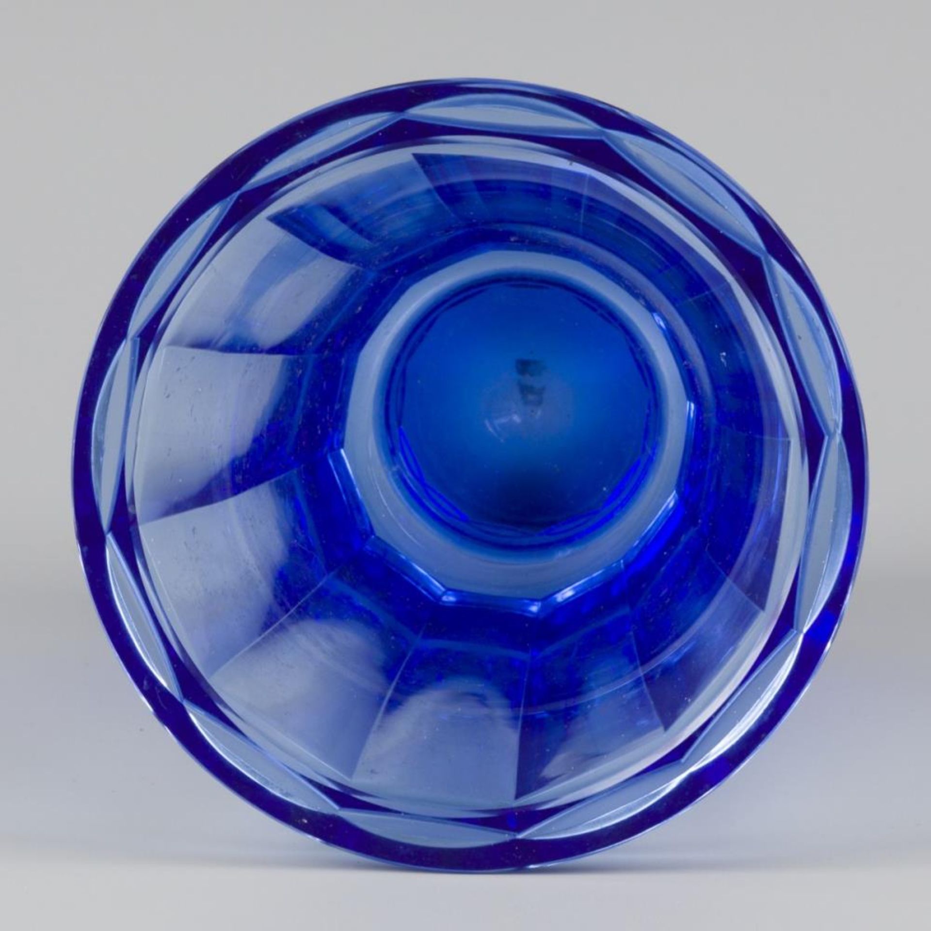 Josef Hoffmann - Moser Karlsbad - Art Nouveau geometric cut blue glass vase - Image 2 of 3