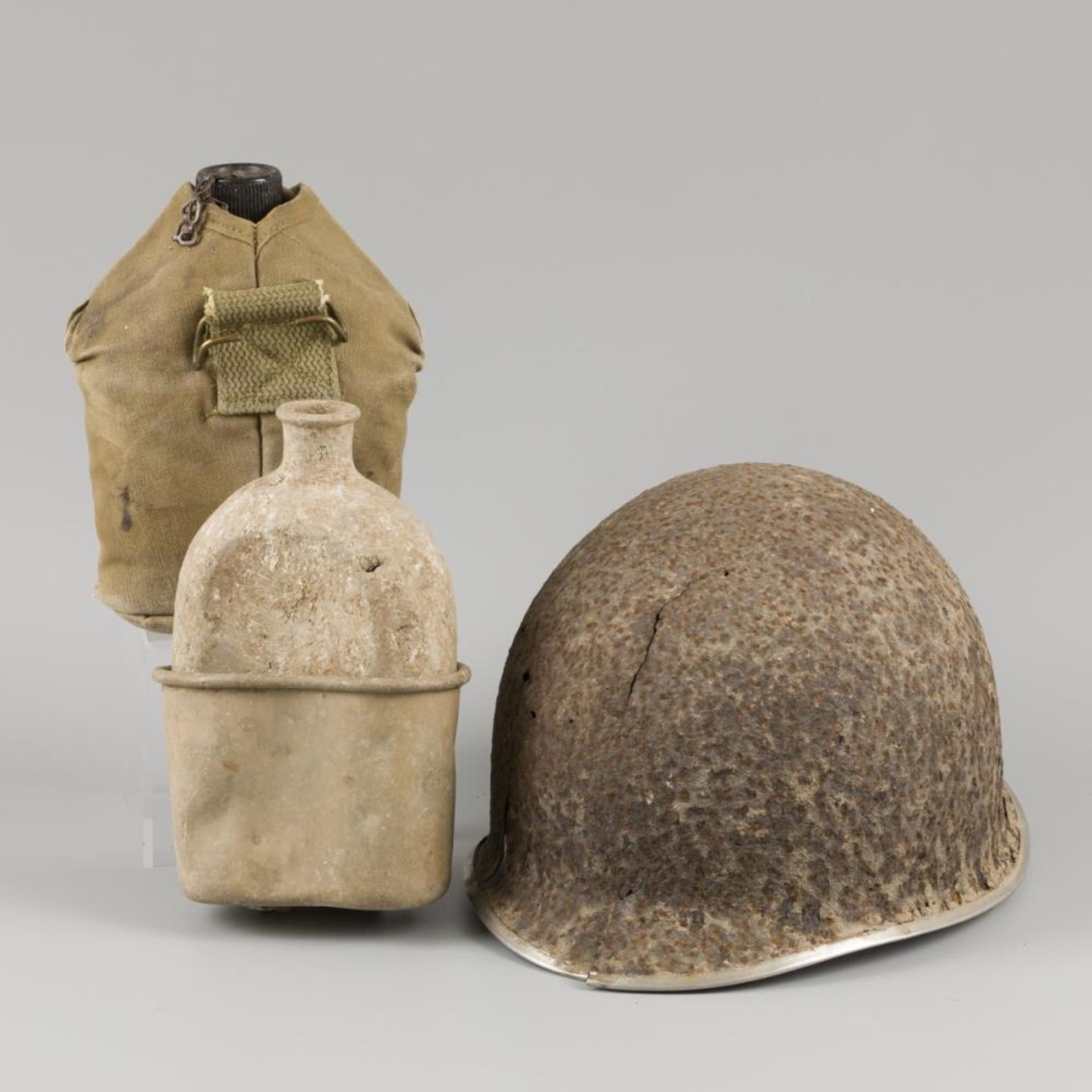 A lot comprising various American helmet, together with two canteens, United States, 20th century.