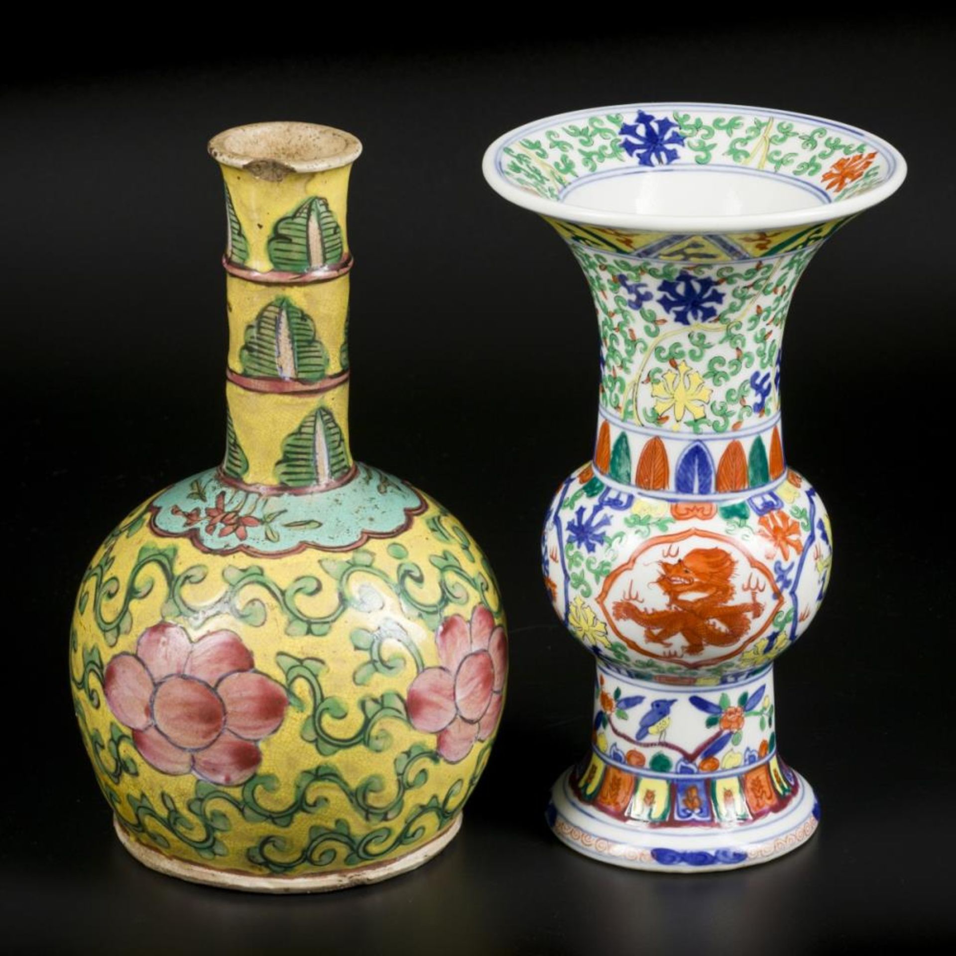 A lot of two porcelain vases after an older example. China, late 20th century. - Bild 2 aus 4