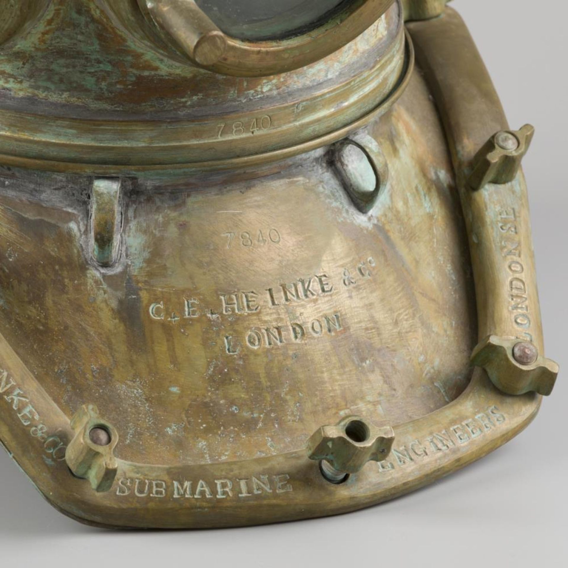 A 12-bolt brass diving helmet by C.E. HEINKE & Co. LTD, London, ca. 1930. - Bild 3 aus 3