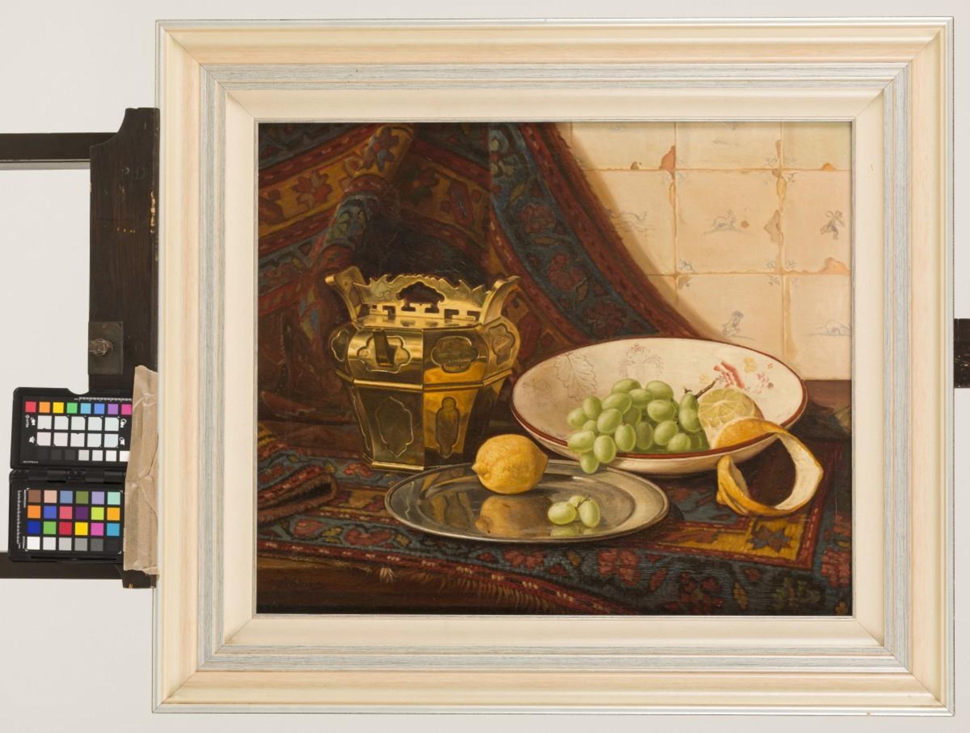 Piet Moleveld (Voorburg 1919 - 1976 Delft), Still life with copper and grapes on a table. - Bild 2 aus 4