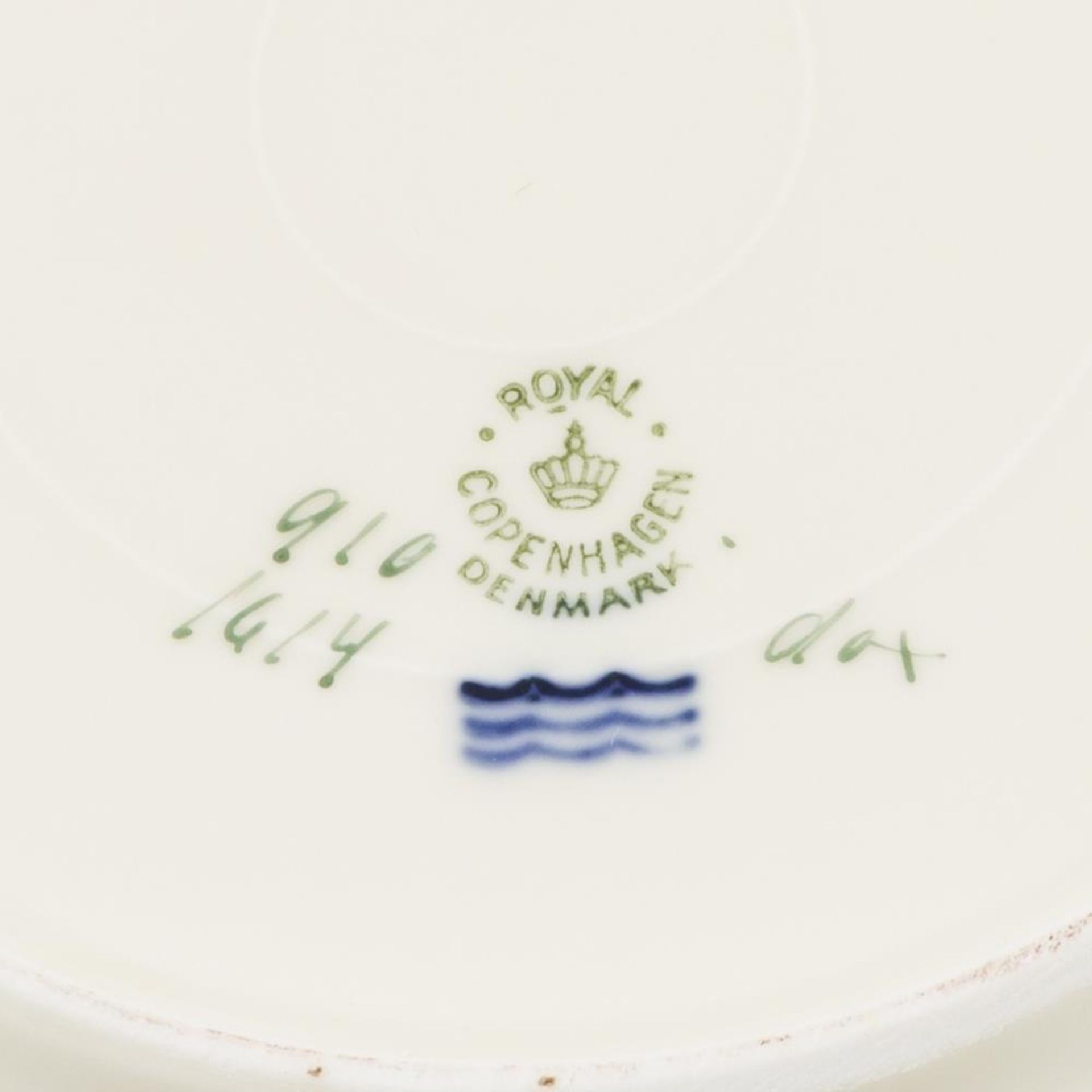A set of (6) porcelain soup plates decorated with flowers, marked Royal Copenhagen. Denmark, 20th ce - Bild 2 aus 2