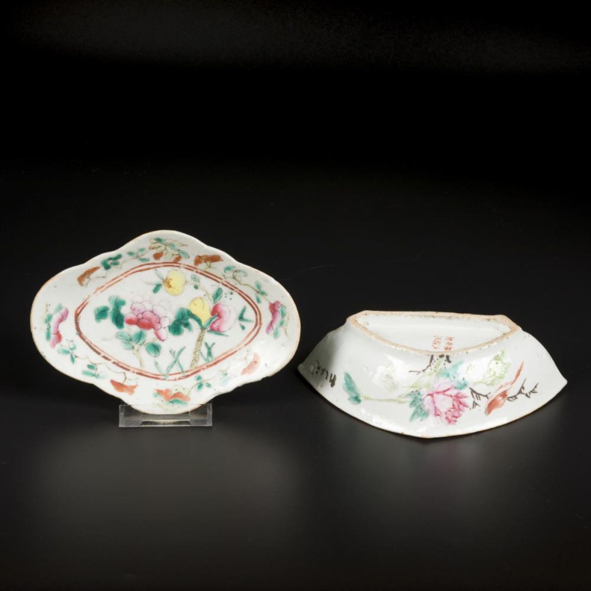 A lot of (2) porcelain bowls with floral decoration. China, late 19th century. - Bild 2 aus 5