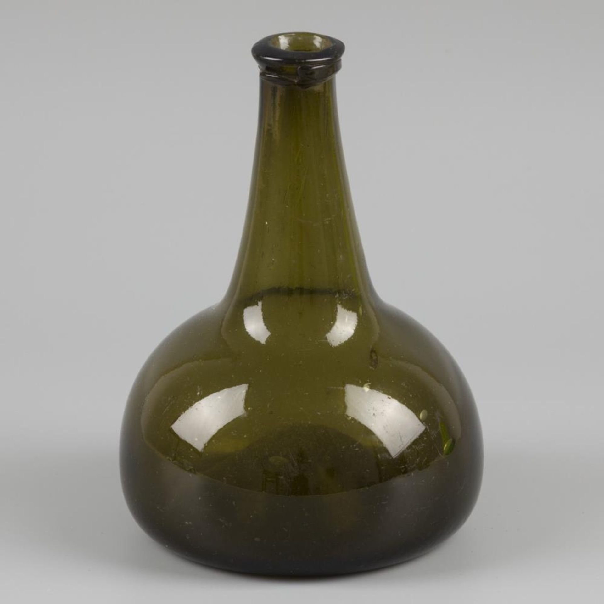 A wine bottle of light green glass, so-called 'kattekop', Holland, early 19th century.