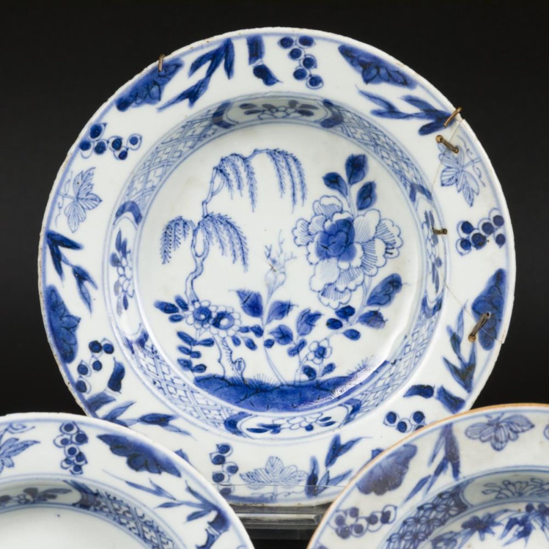 A lot of (3) porcelain cream dishes. China, qianlong 18th century. - Image 2 of 5