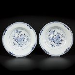 A set of (2) porcelain plates with floral decoration. China, Qianglong.