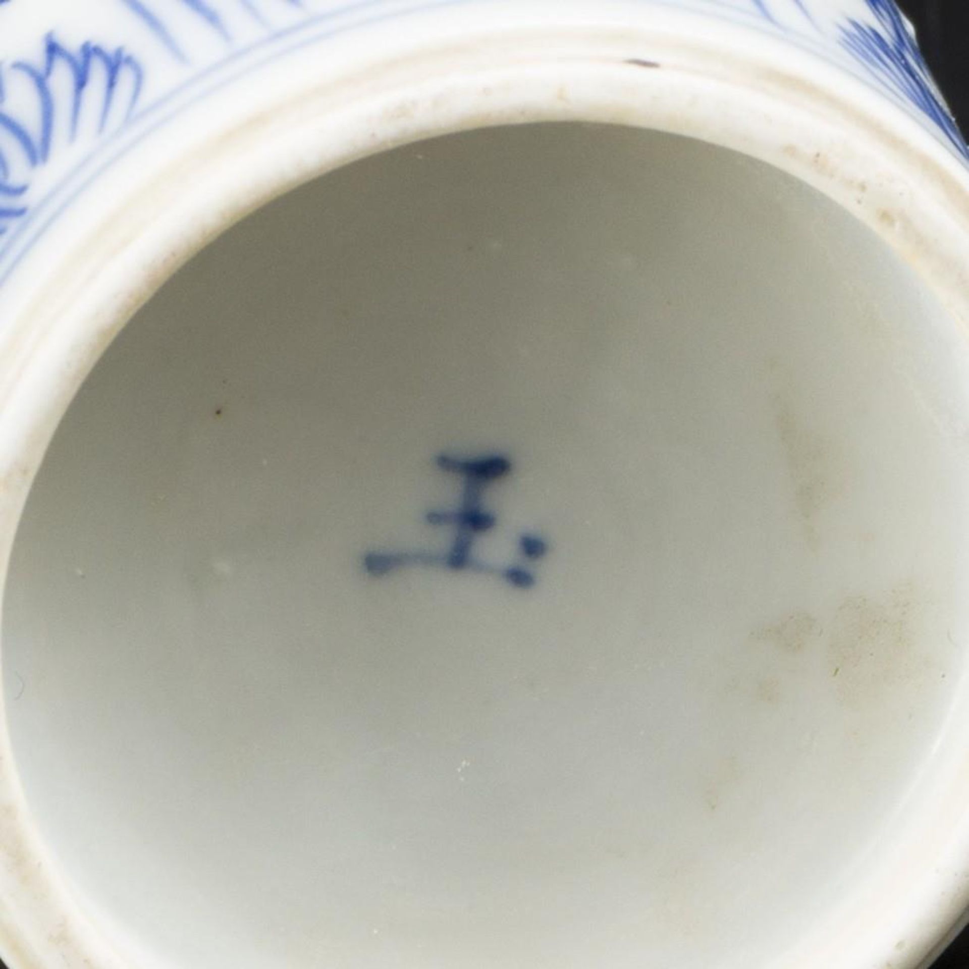 A porcelain tea pot with silver rim and stopper, marked Yu (jade). China, Kangxi. - Image 8 of 8