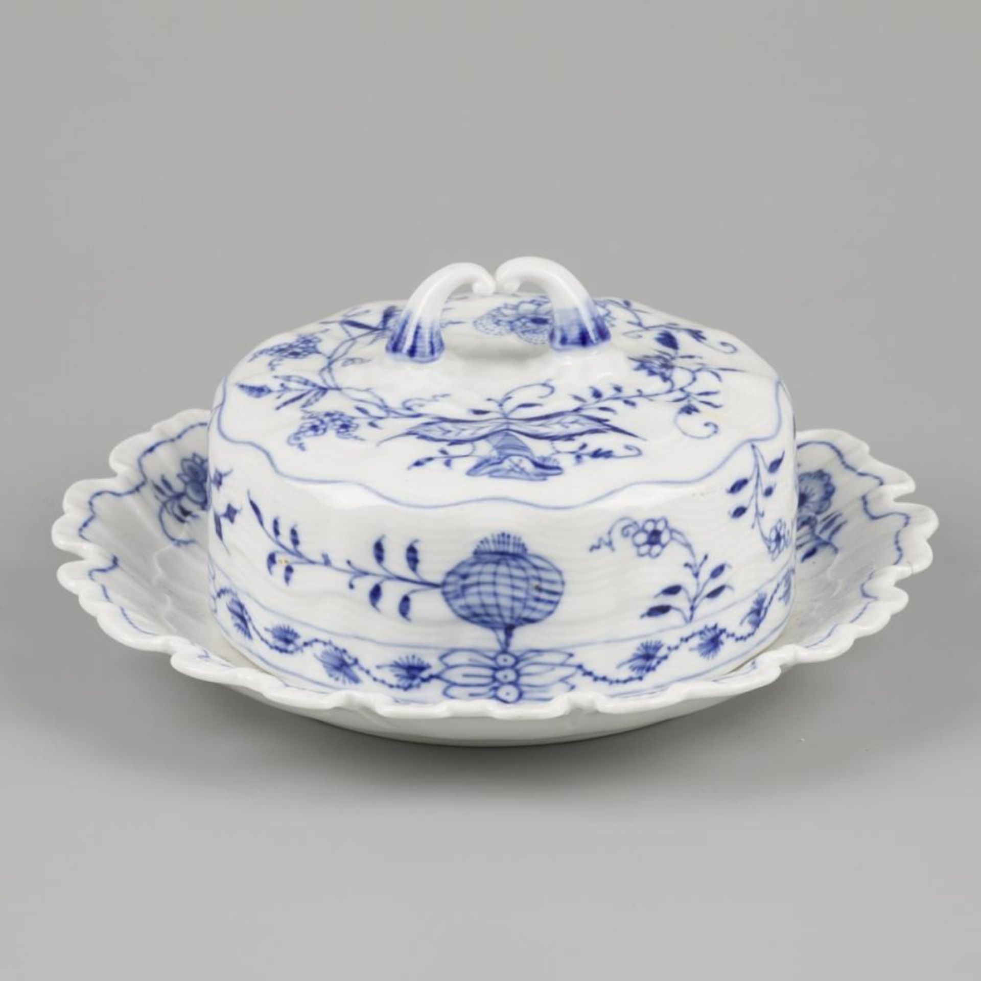 "Meissen", a butter dish with dome, Germany, 20th century.