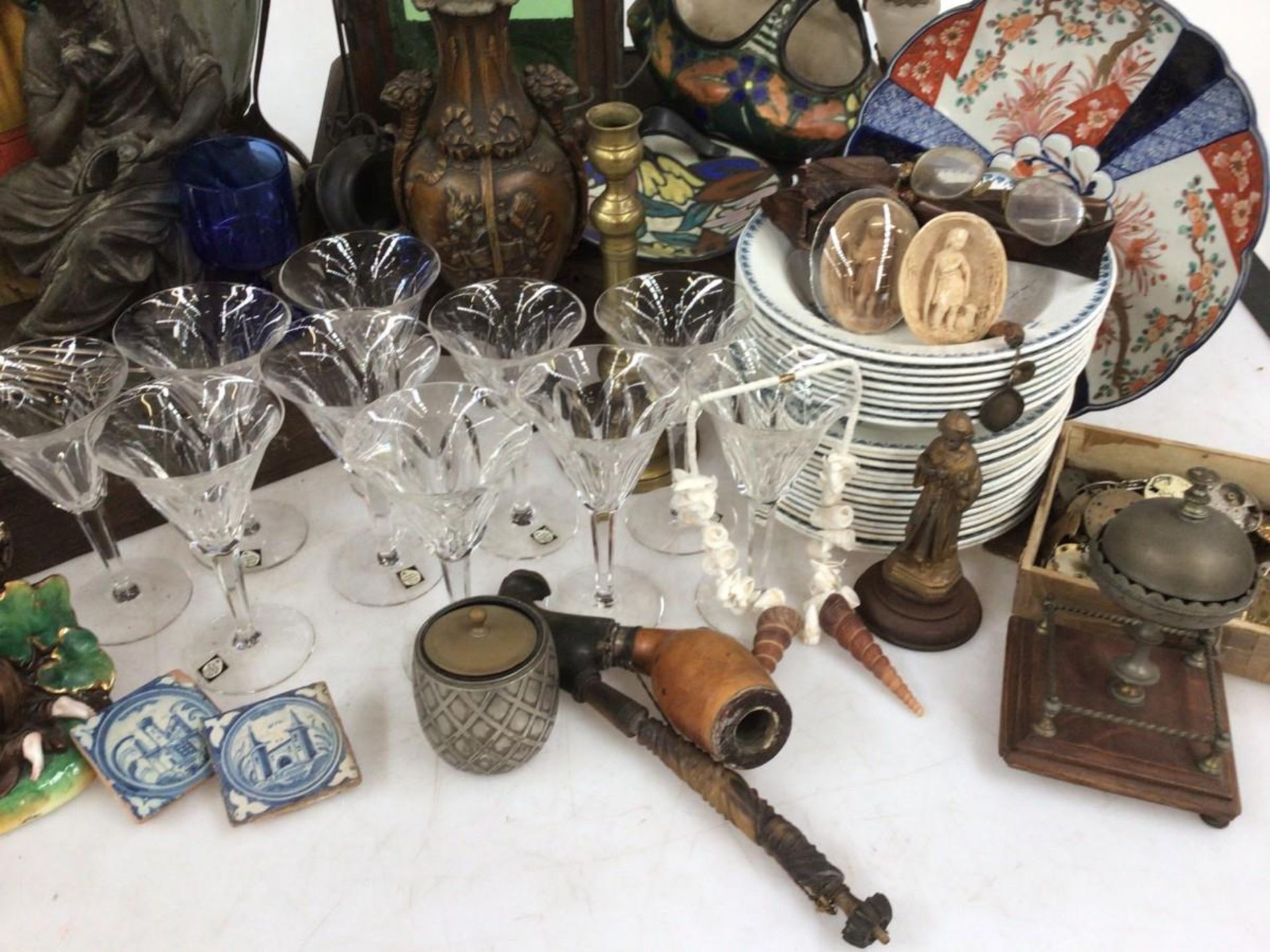 A lot with a cowbell, a ship's lantern, glass saucers, carafes, a few "Delft" tiles and glassware. - Bild 8 aus 16