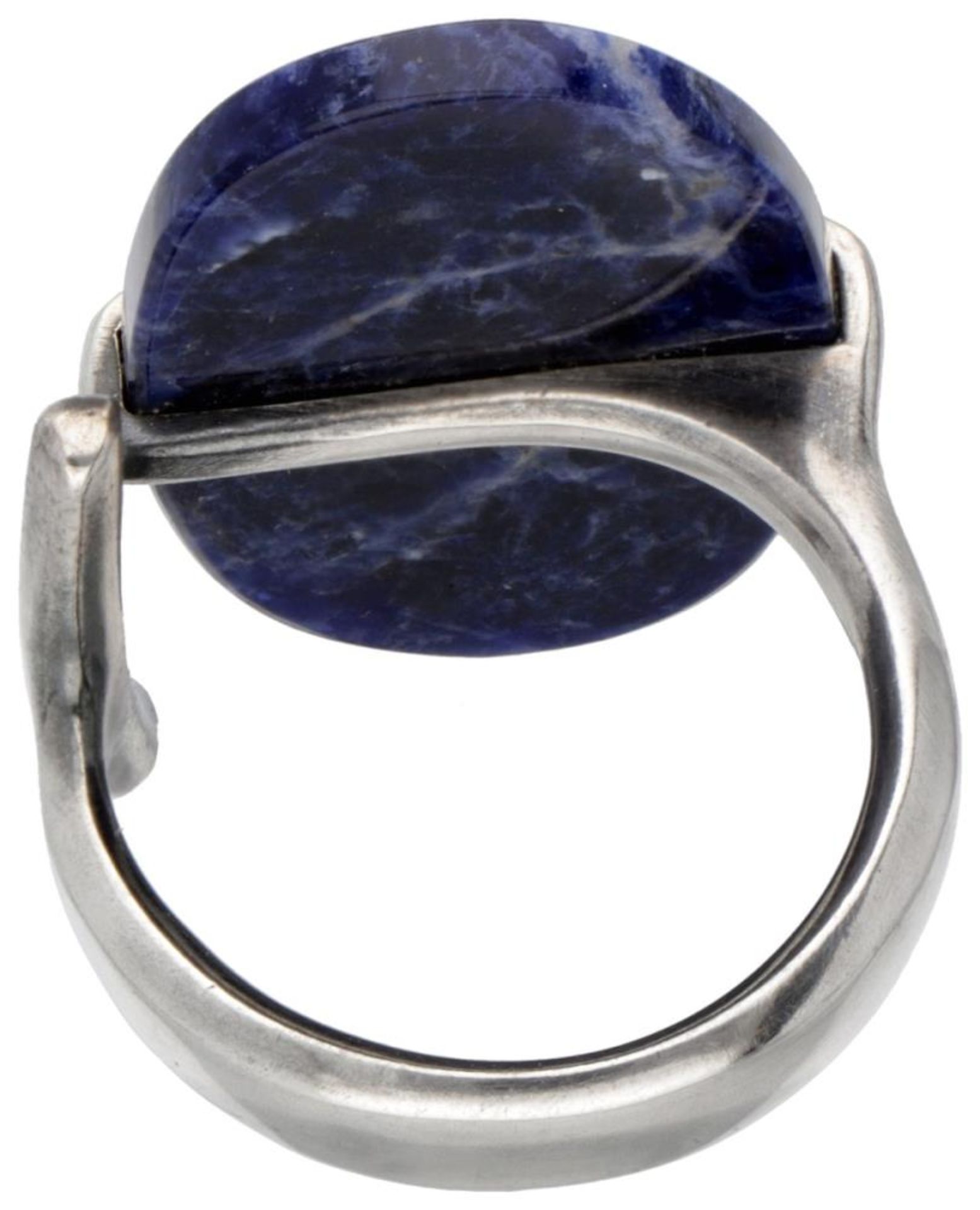 Sterling silver no.190 ring with sodalite by Vivianna Torun Bülow-Hübe for Georg Jensen. - Bild 2 aus 3