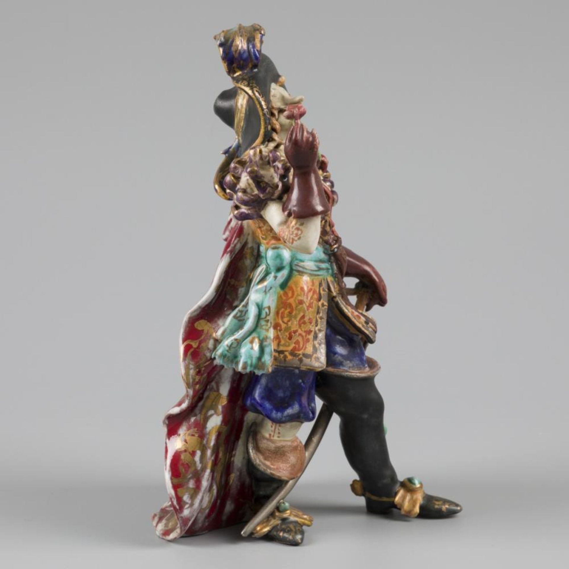 A porcelain figurine depicting Savinien de Cyrano de Bergerac (Parijs 1619 – 1655 Sannois), Italy, 1 - Bild 4 aus 5