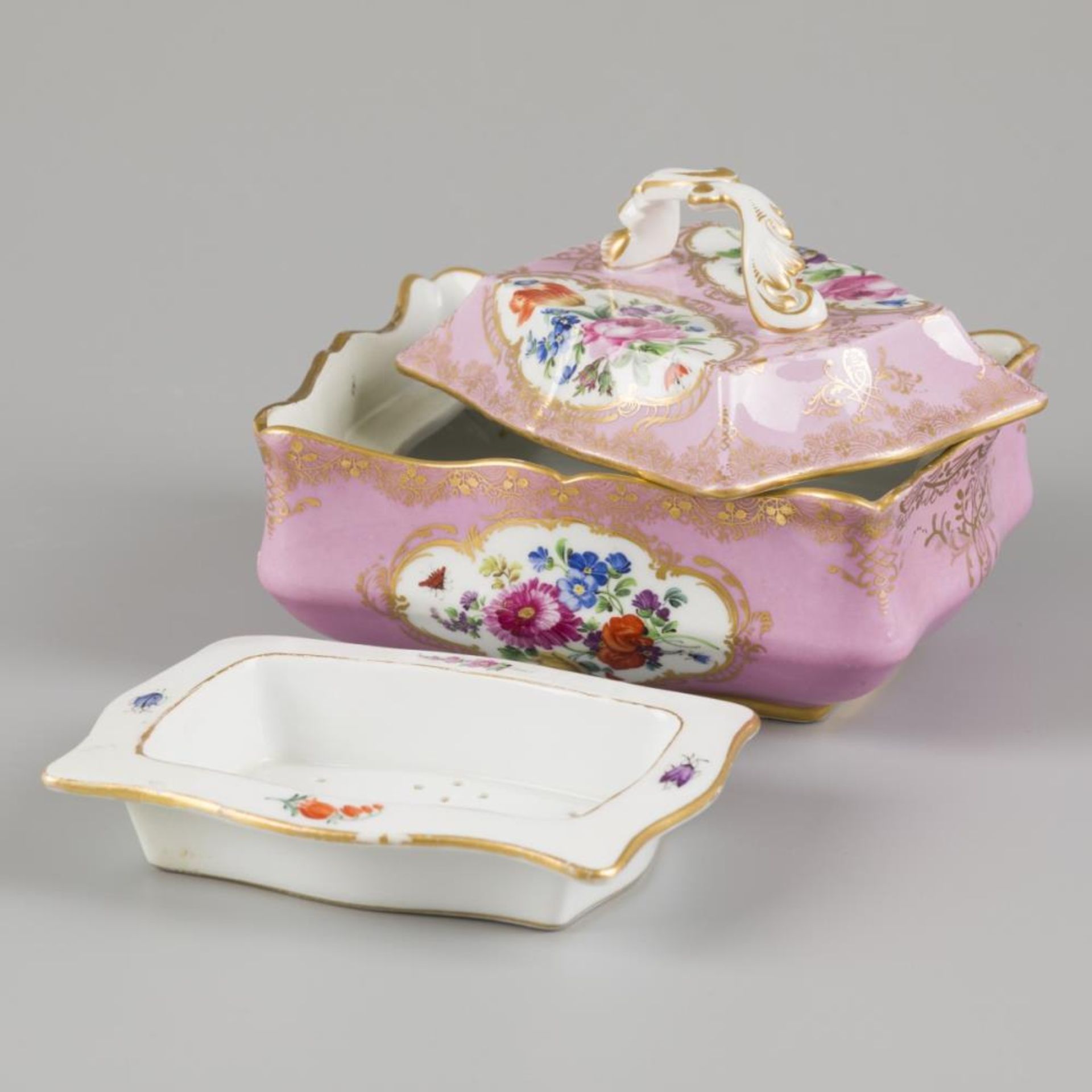 A porcelain (soap) lidded box decorated with flowers, marked Meissen. Germany, 1st half 20th century - Bild 2 aus 2