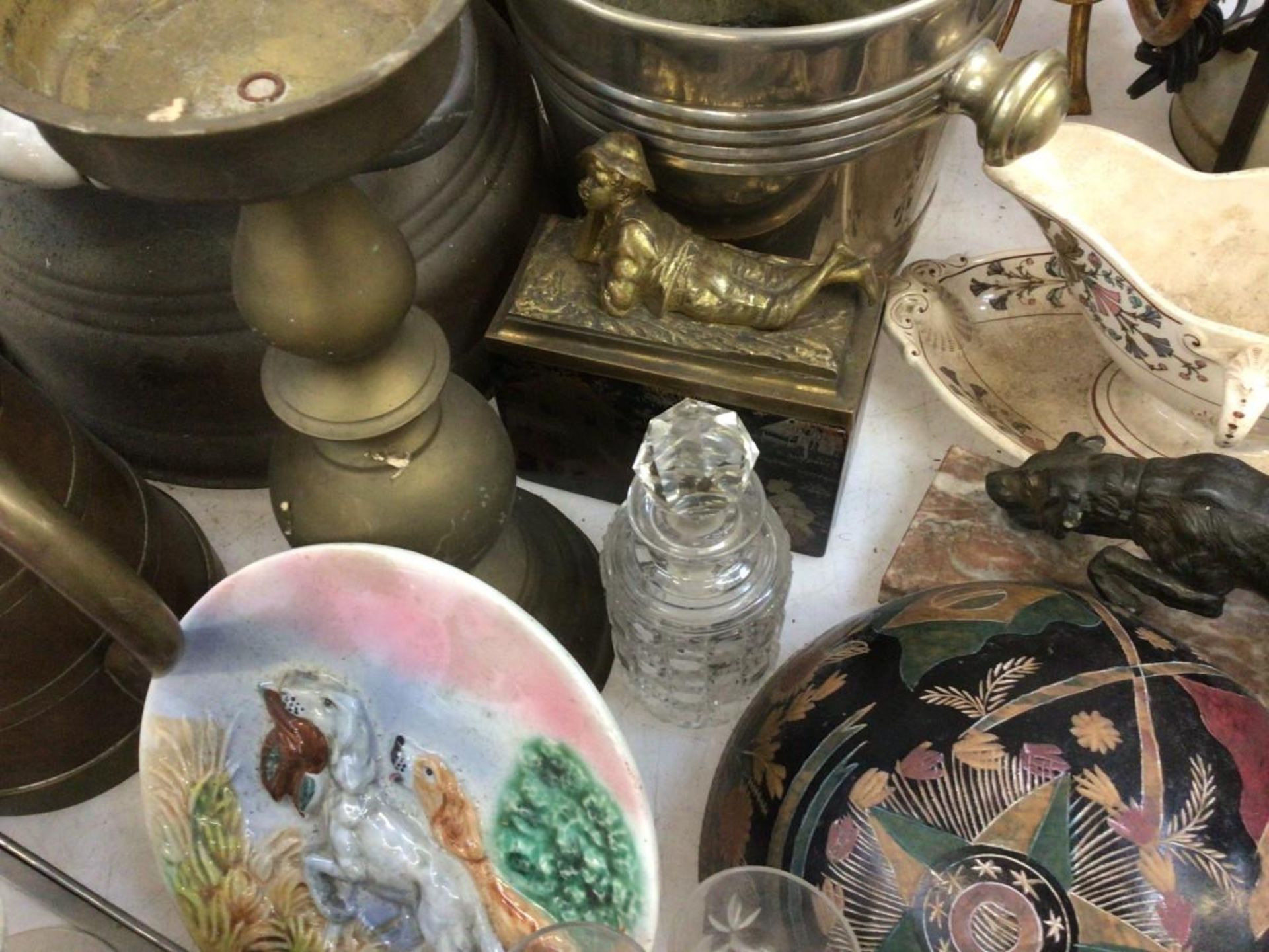 A large lot containing a milk bucket, a candlestick, various copper and tin work, a pair of cast boo - Bild 13 aus 16