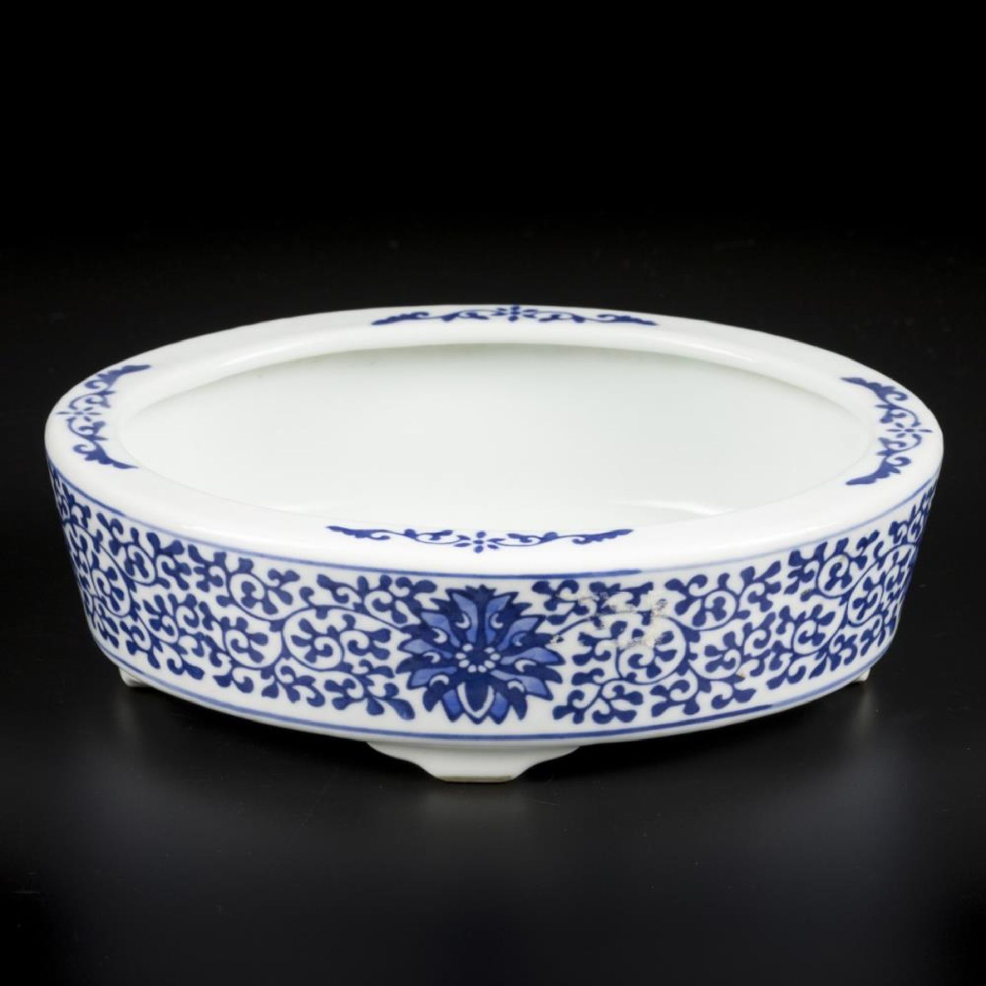 A porcelain jardinière with floral decoration, marked at the bottom " Jingdezhen ". China, 20th cent