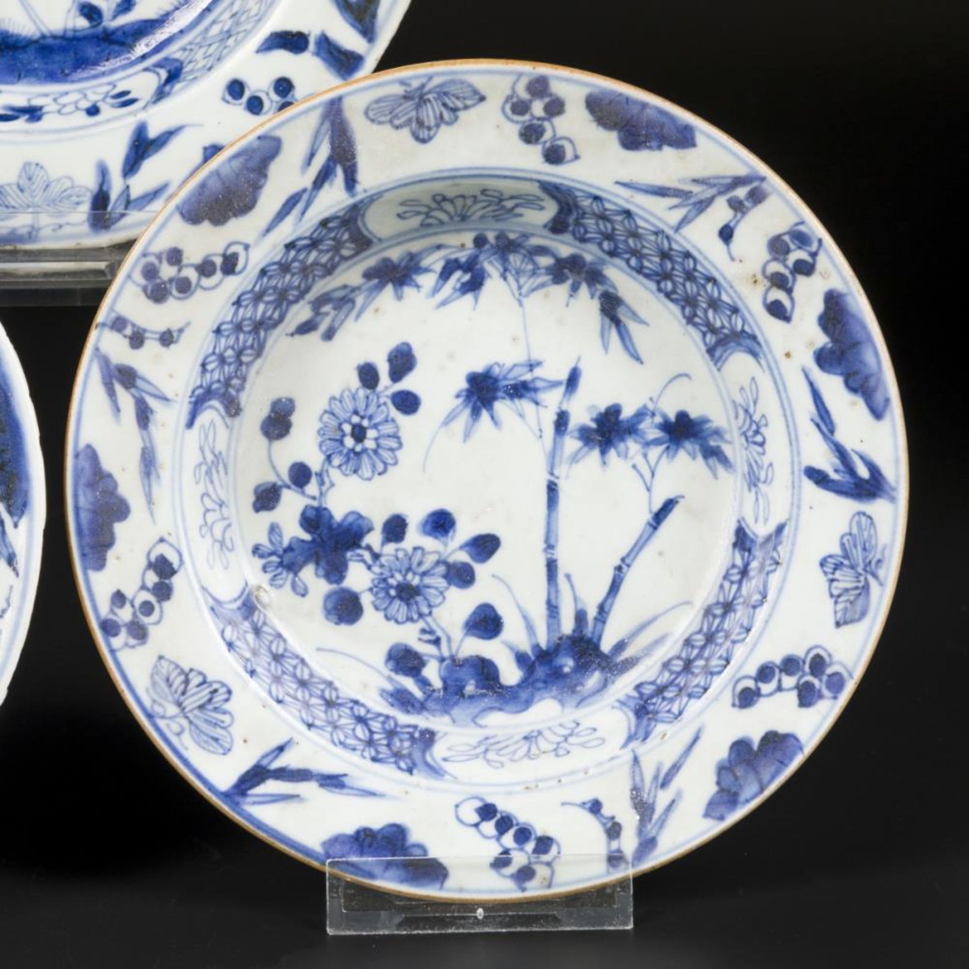 A lot of (3) porcelain cream dishes. China, qianlong 18th century. - Image 4 of 5