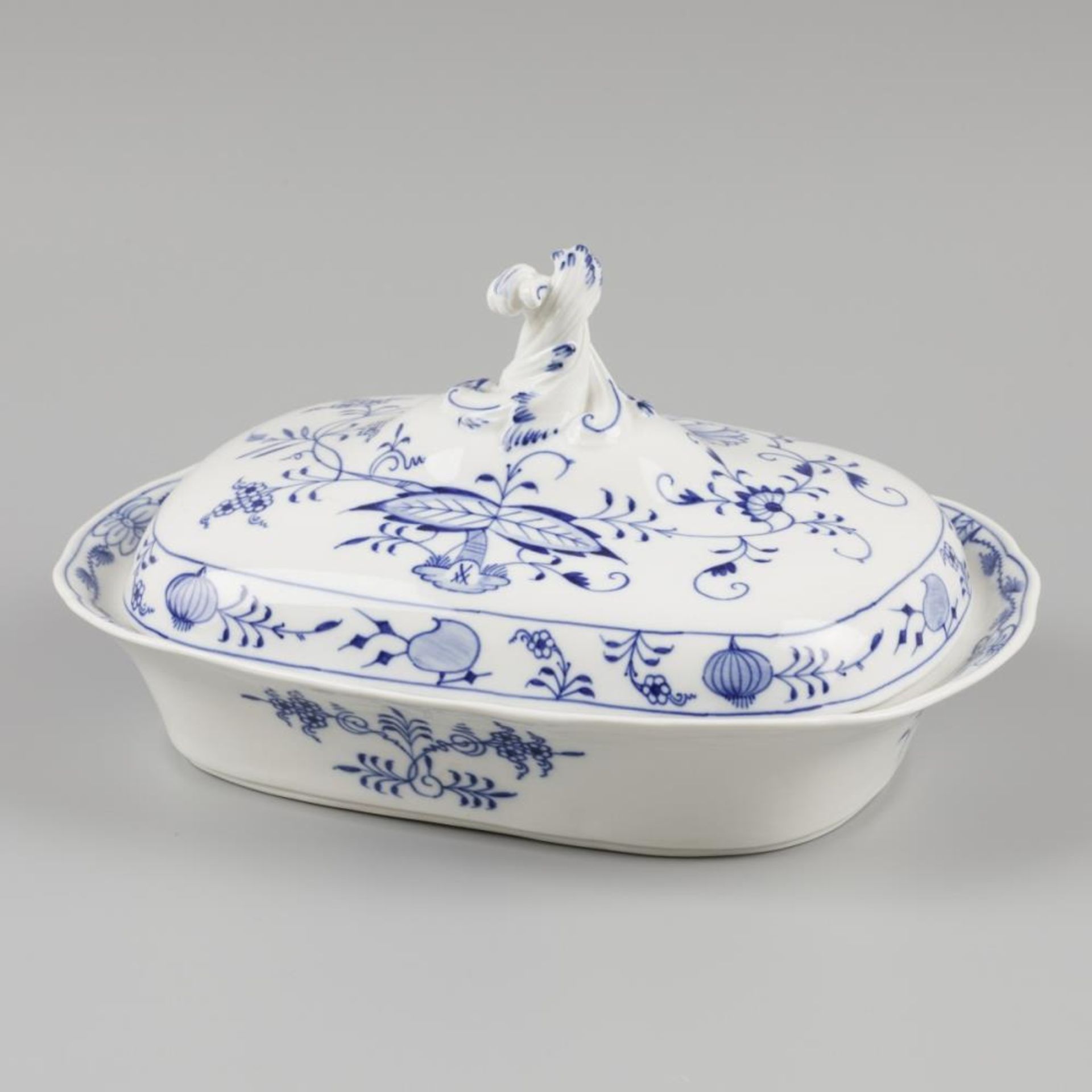 "Meissen", a lidded serving dish / vegetable tureen, Germany, 20th century.