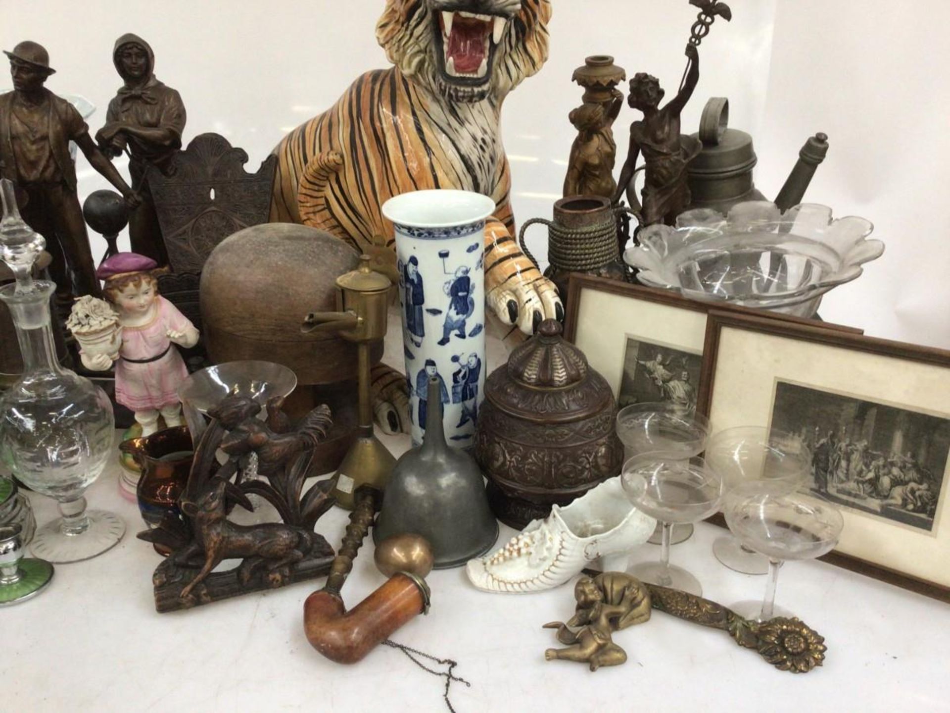 A large lot consisting of a glazed tiger (with damage), gourd vases, etchings, pewter and stonework. - Bild 7 aus 16