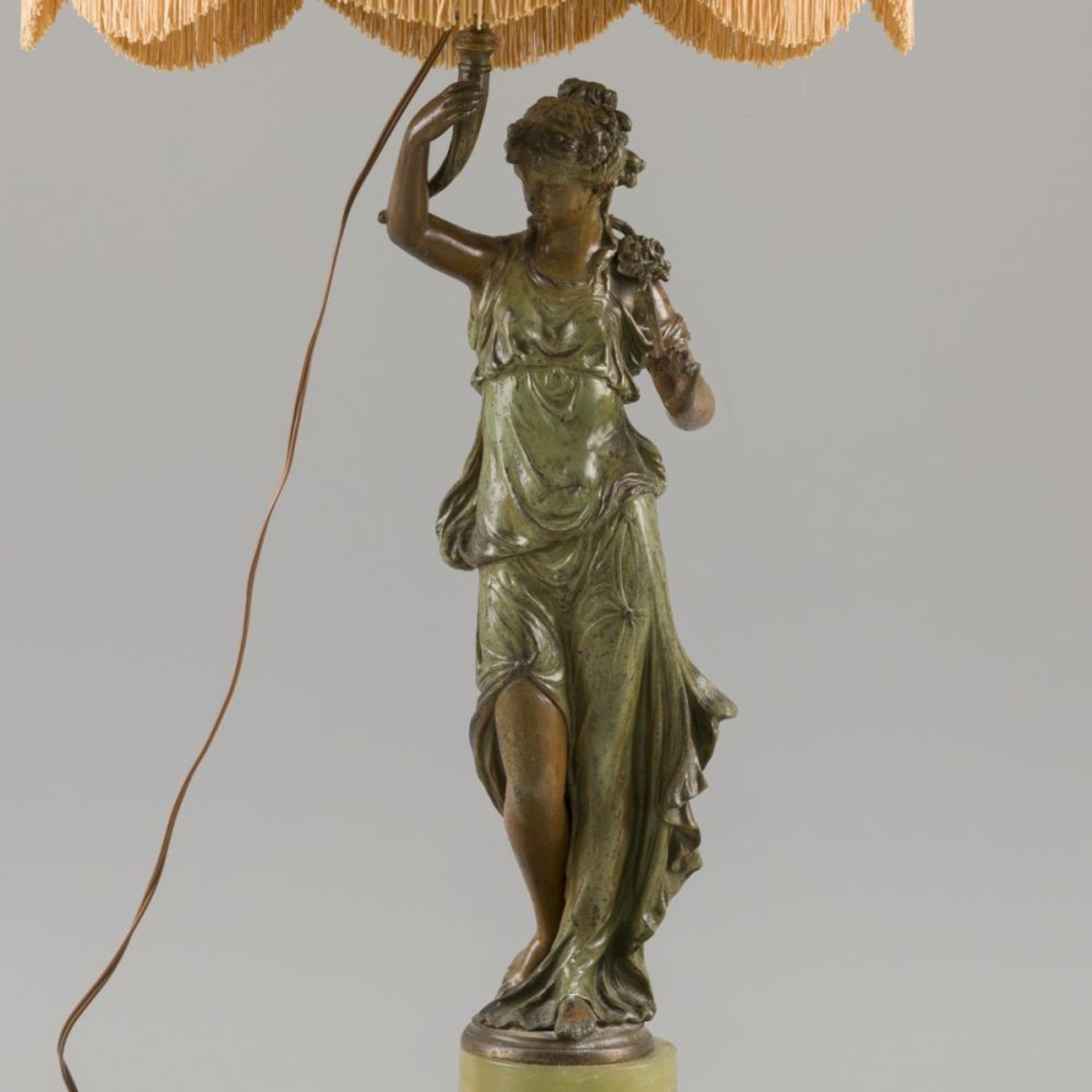 A table lamp depicting Flora holding a light, 20th century. - Bild 2 aus 2