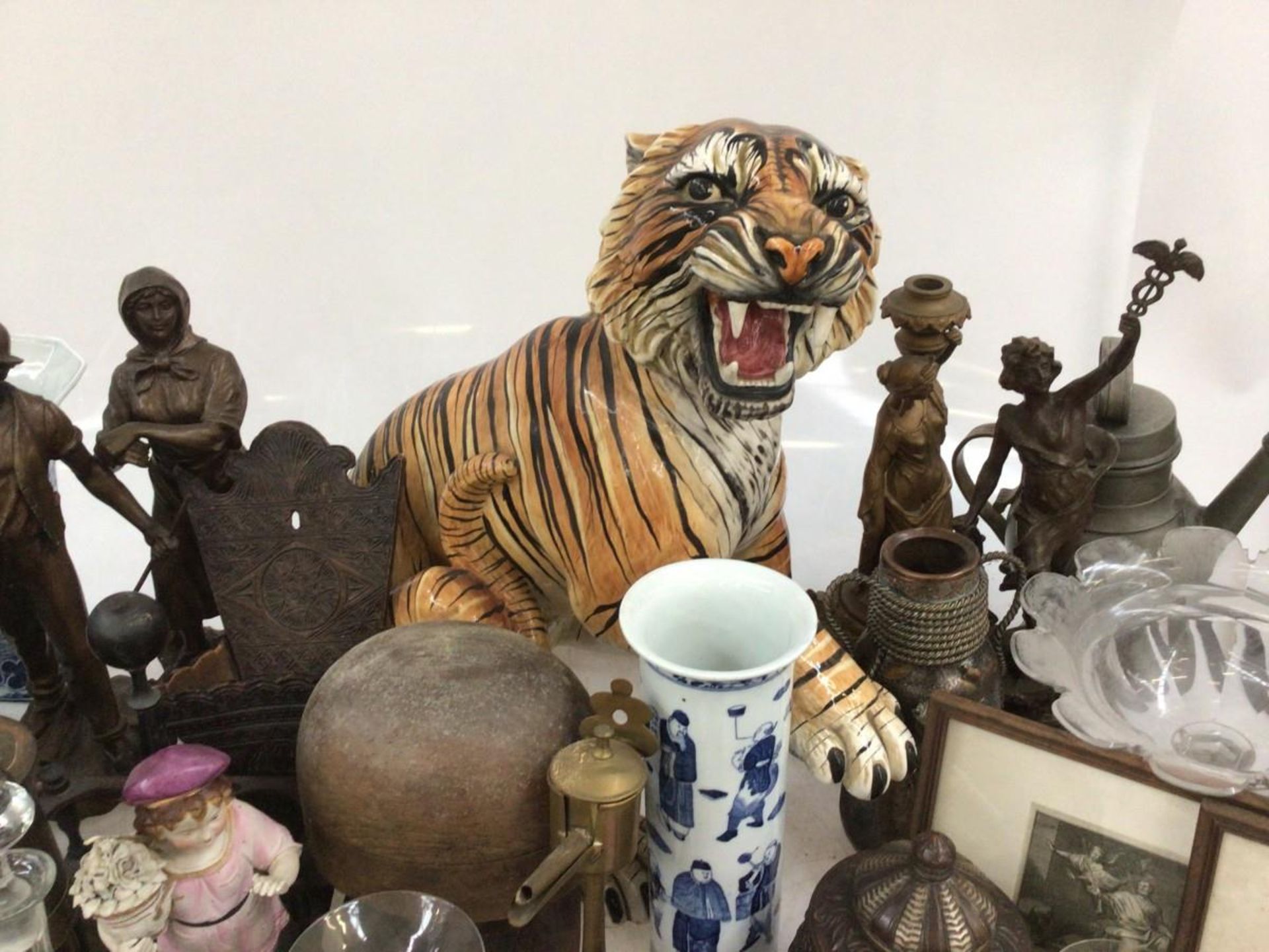 A large lot consisting of a glazed tiger (with damage), gourd vases, etchings, pewter and stonework. - Bild 16 aus 16