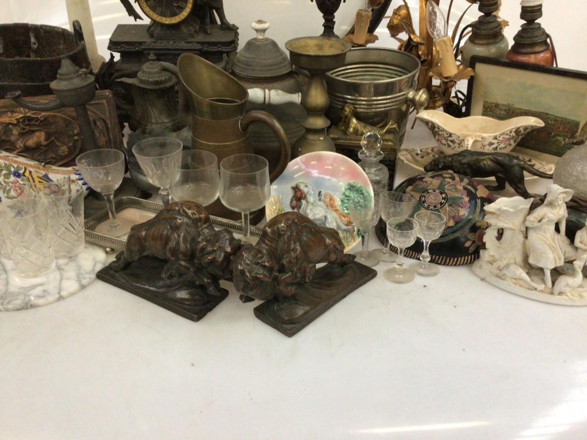 A large lot containing a milk bucket, a candlestick, various copper and tin work, a pair of cast boo - Bild 7 aus 16