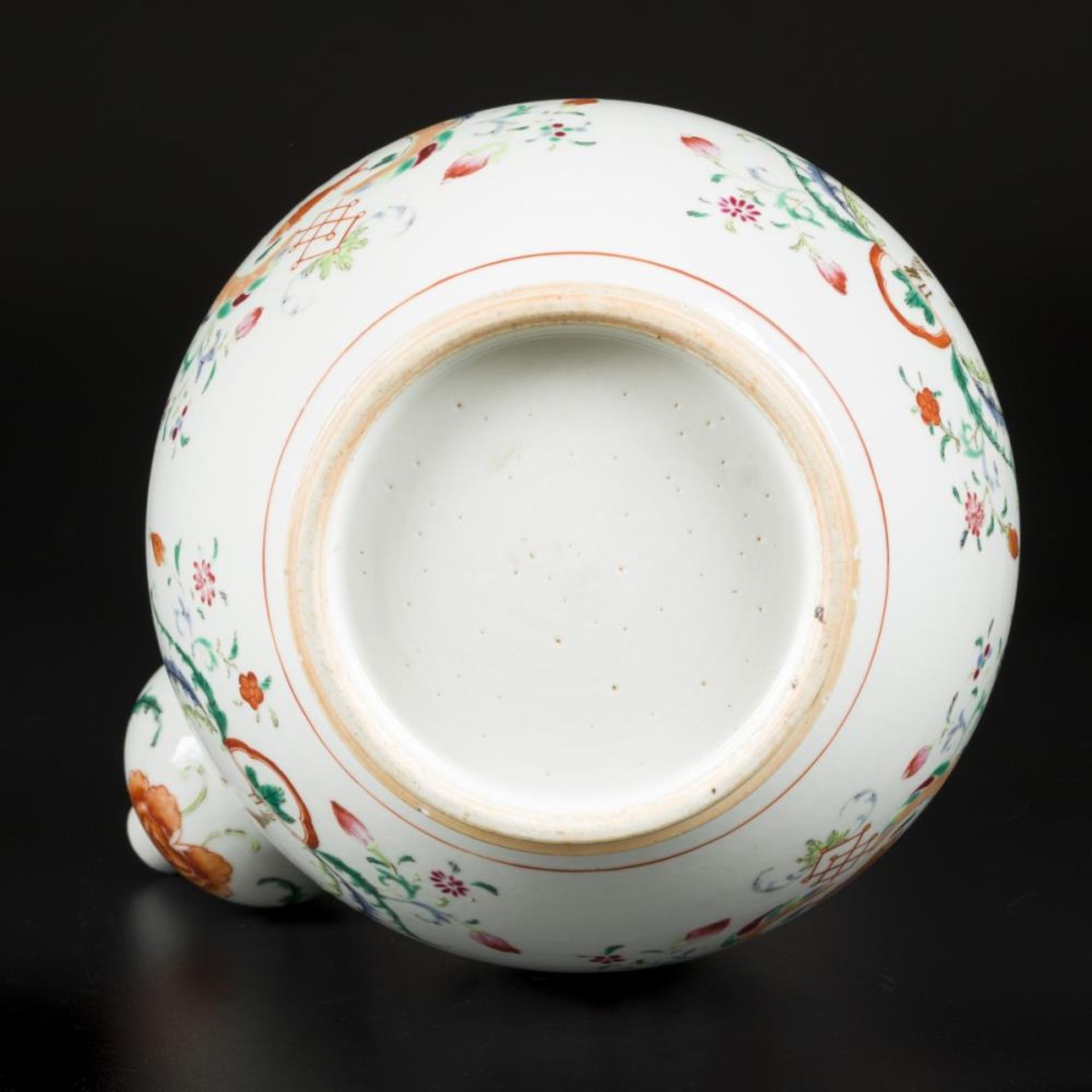 A porcelain famille rose kendi. China, 18th century. - Bild 7 aus 7