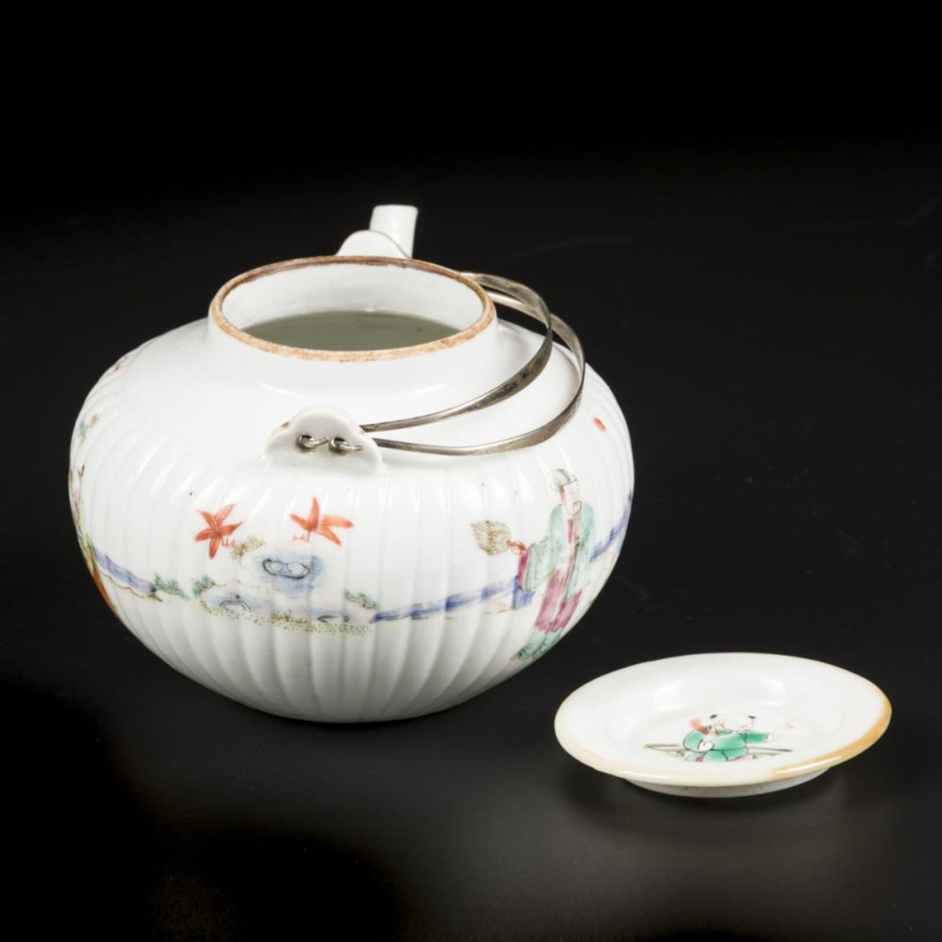 A porcelain famille rose teapot decorated with various figures. China, Republic period. - Bild 2 aus 6
