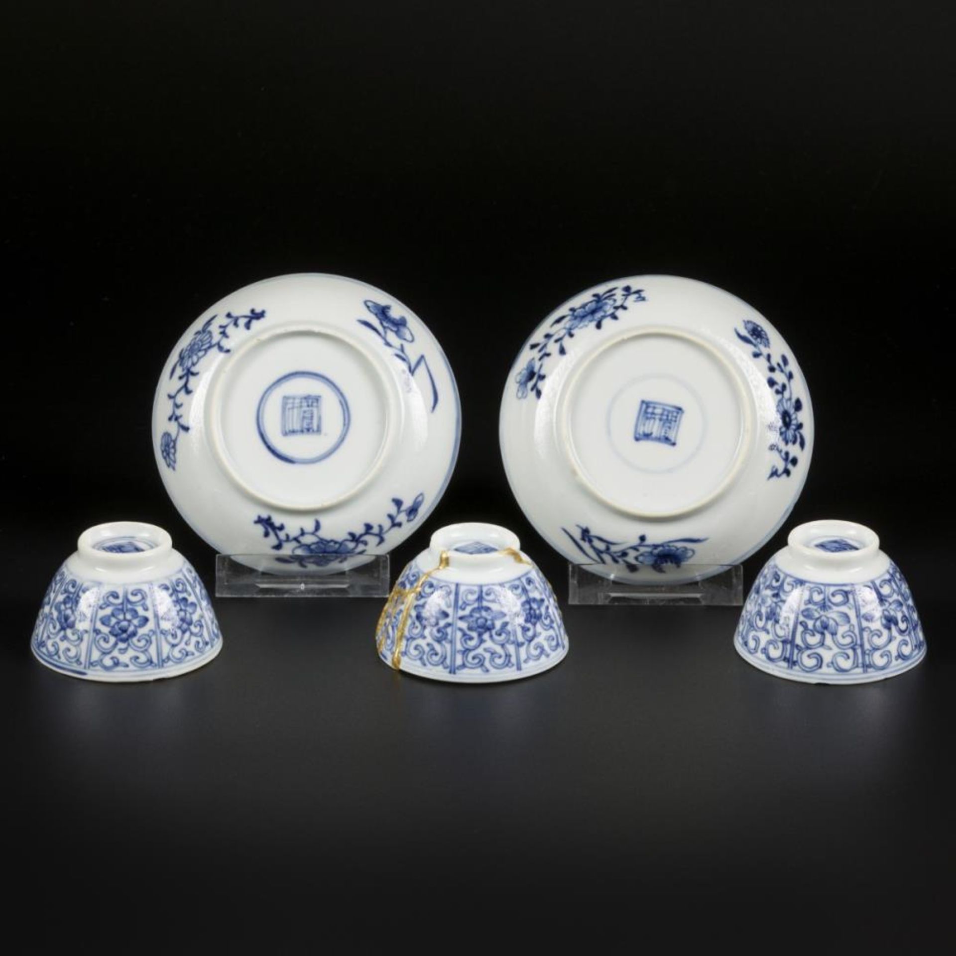 A set of (2+3) cups and saucers with floral decoration in sections. China, Kangxi. - Bild 3 aus 3