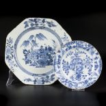 A lot consisting of a porcelain dish and a plate with a right hand scene. China, Yongzheng & Qianglo