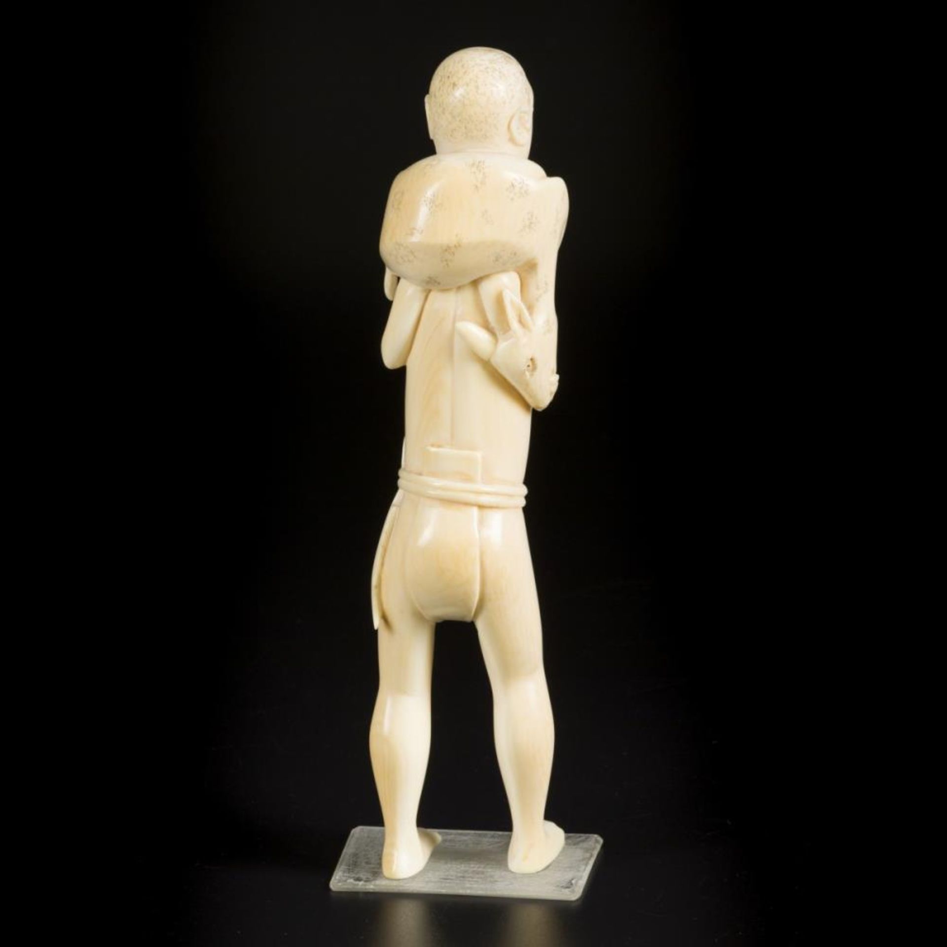 An ivory carving depicting a hunter with antilope on his shoulders, D.R. Congo, ca. 1900. - Image 2 of 4