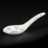 A porcelain famille rose spoon decorated with a grasshopper. China, 19th century.