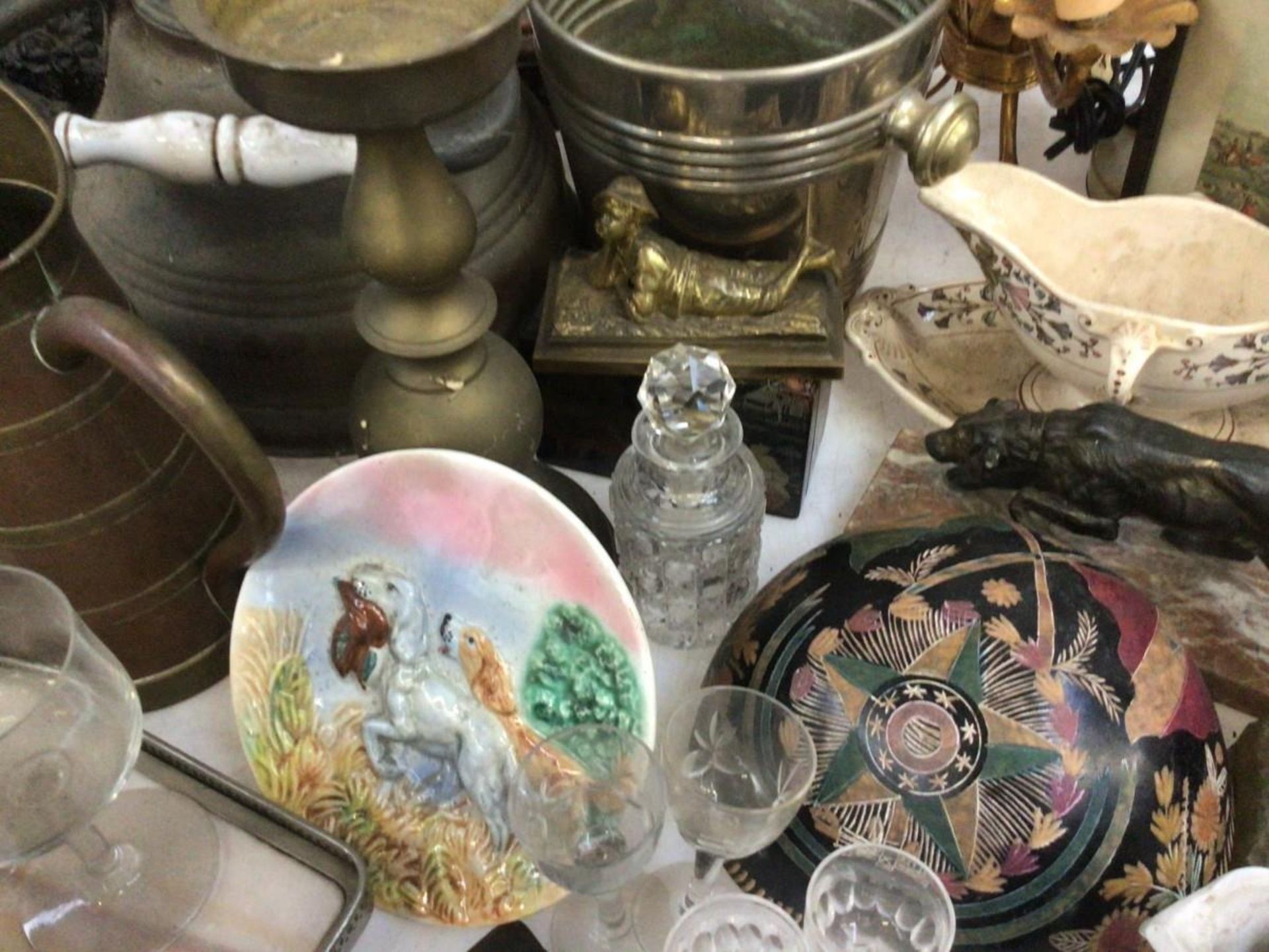 A large lot containing a milk bucket, a candlestick, various copper and tin work, a pair of cast boo - Bild 14 aus 16