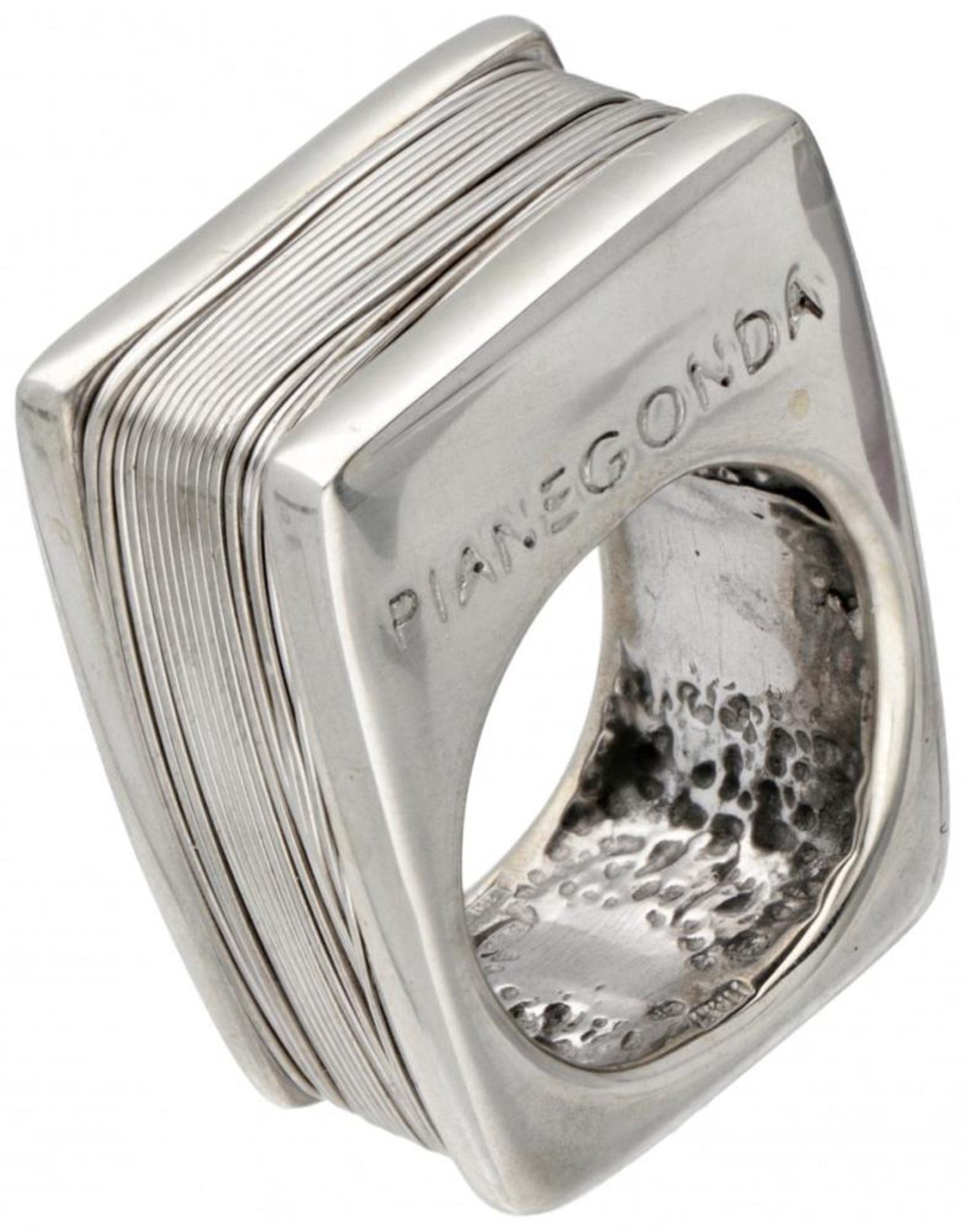 Sterling silver Pianegonda design ring.