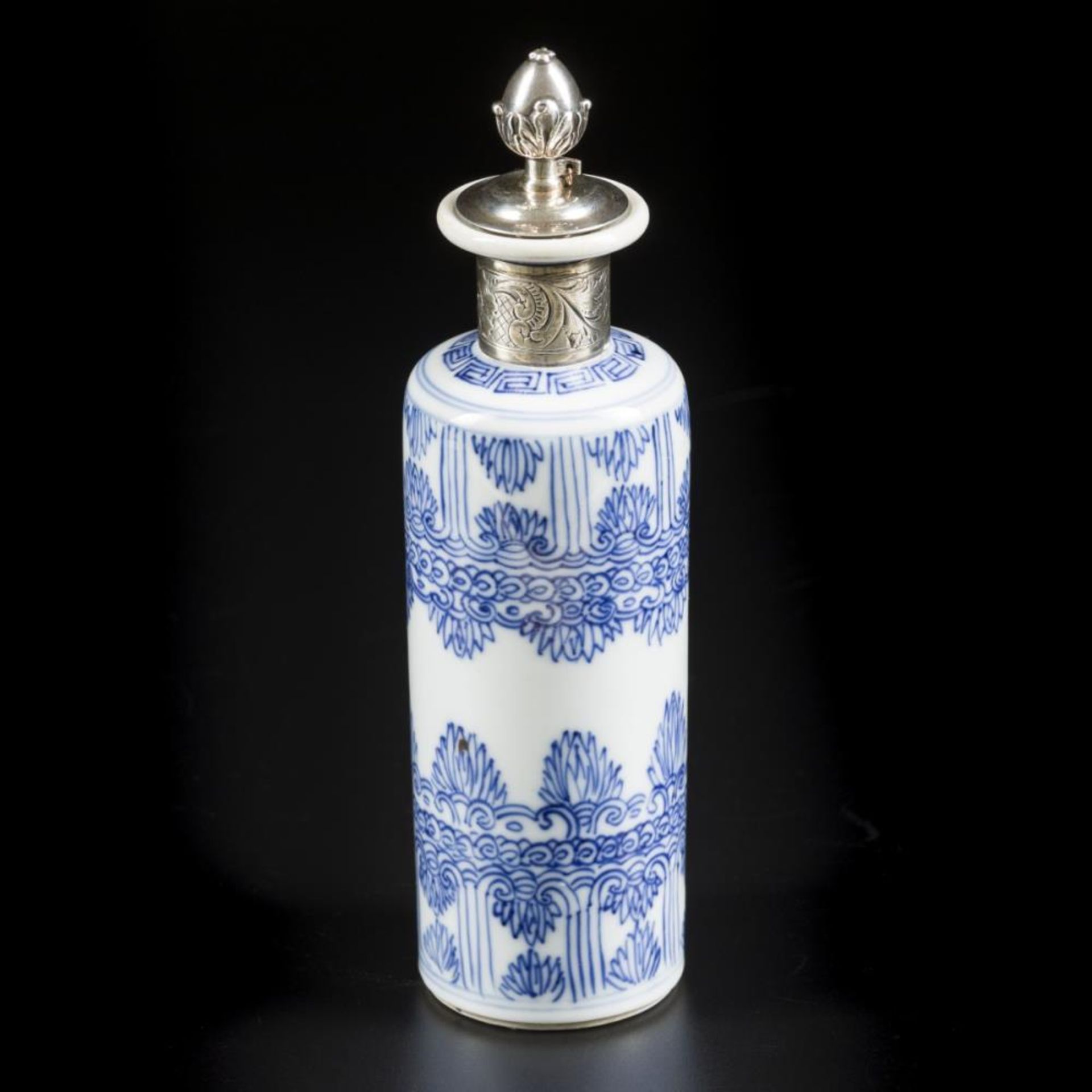 A porcelain tea pot with silver rim and stopper, marked Yu (jade). China, Kangxi. - Image 2 of 8