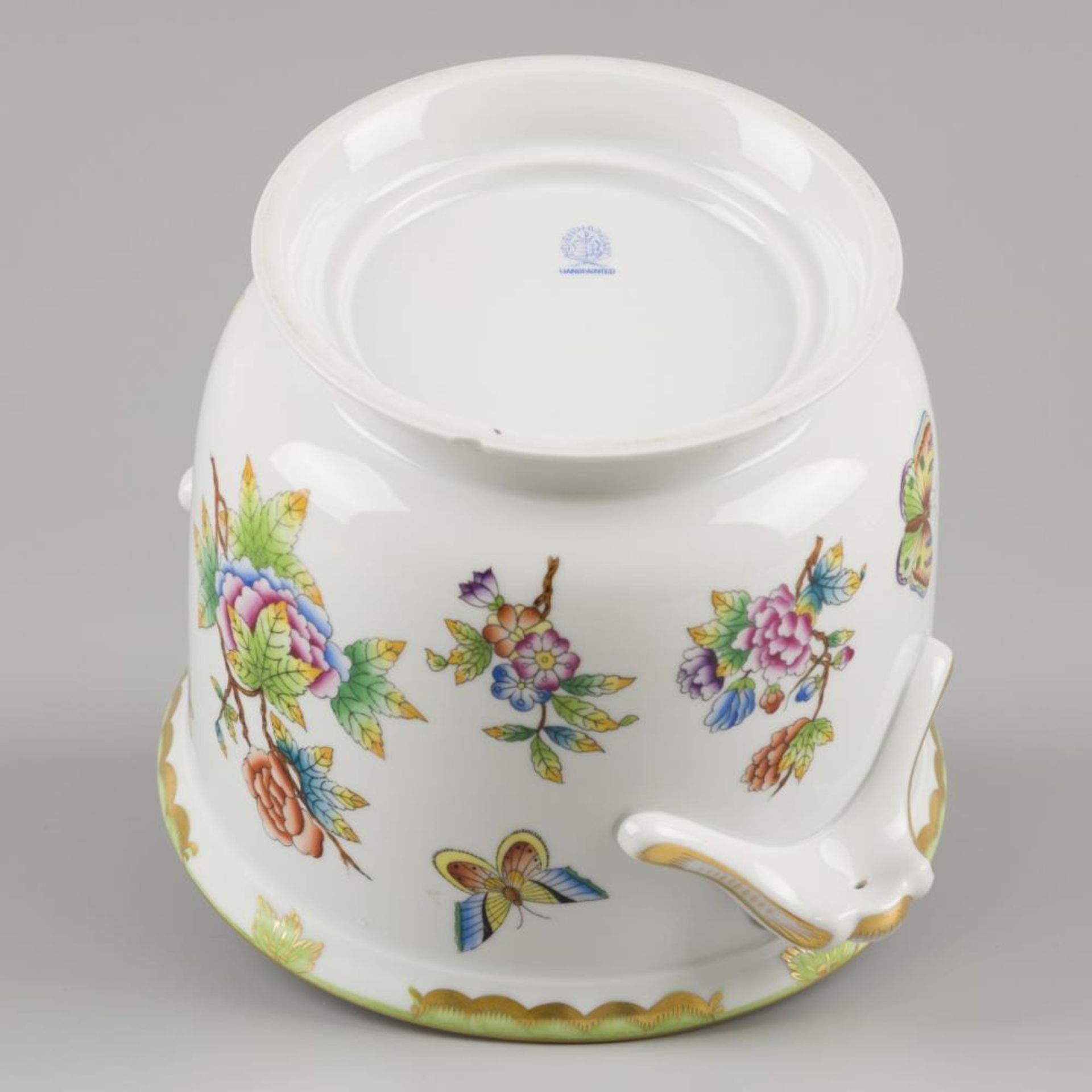 A porcelain cache-pot with Queen Victoria. Herend, late 20th century. - Bild 3 aus 3