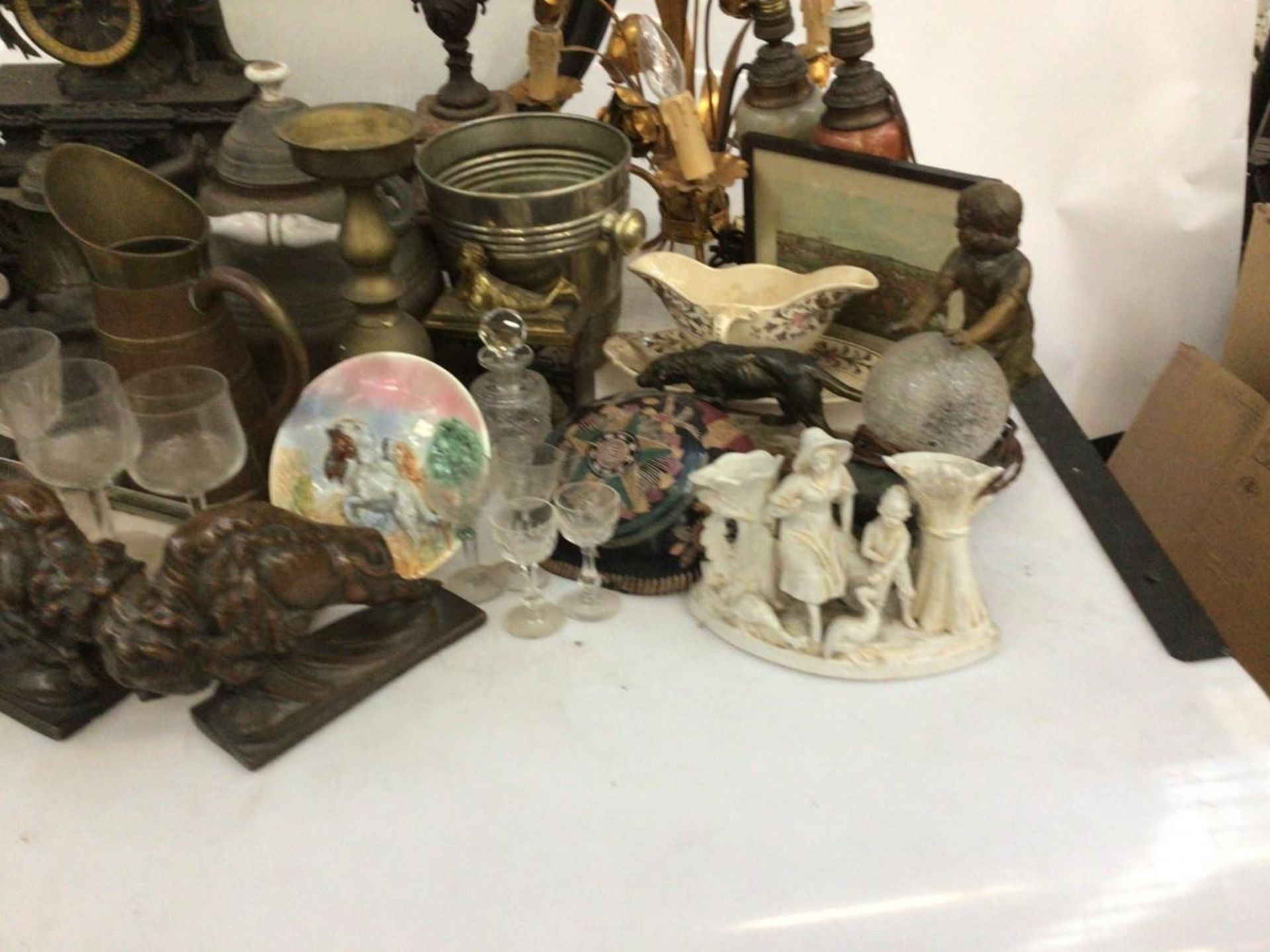 A large lot containing a milk bucket, a candlestick, various copper and tin work, a pair of cast boo - Bild 6 aus 16