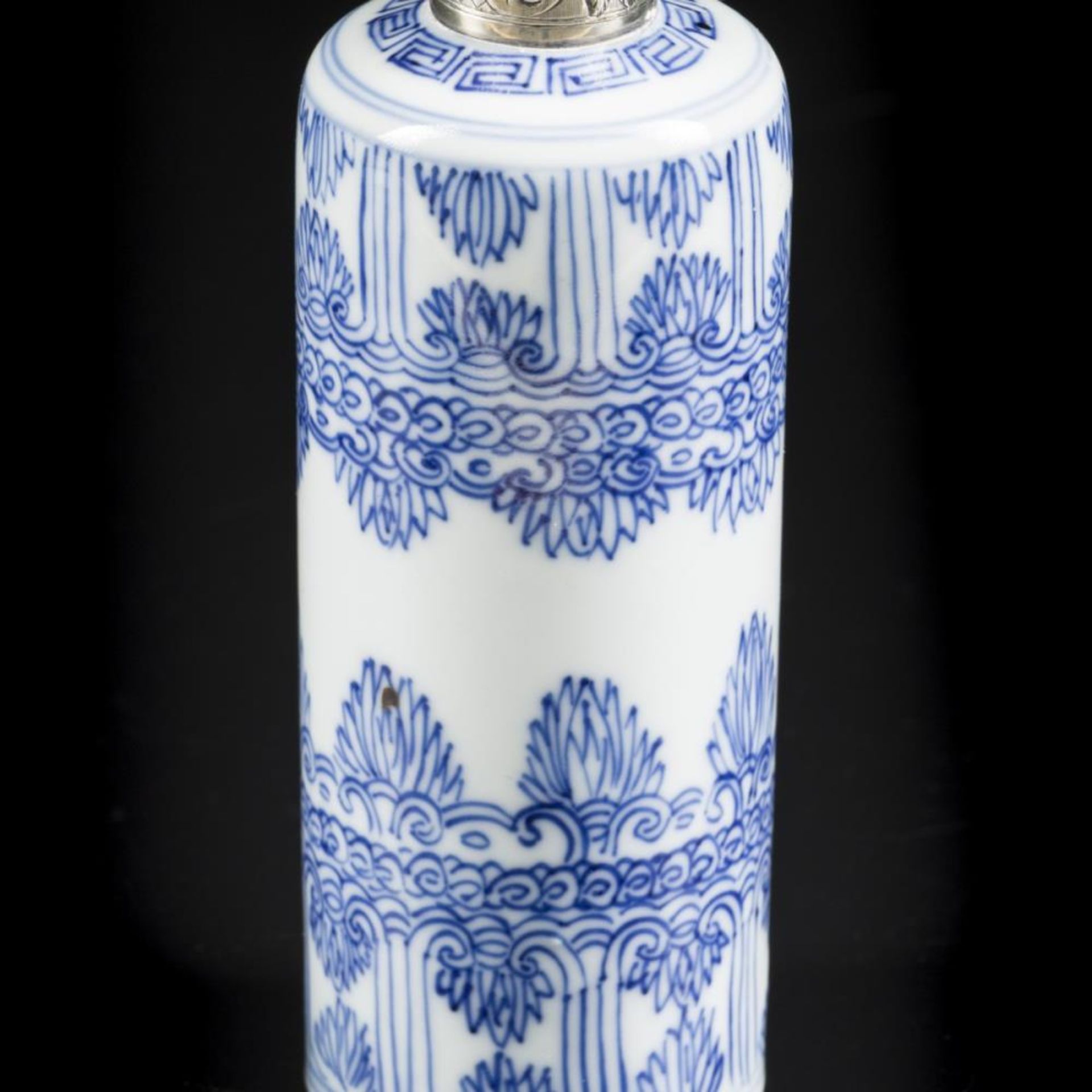 A porcelain tea pot with silver rim and stopper, marked Yu (jade). China, Kangxi. - Image 5 of 8