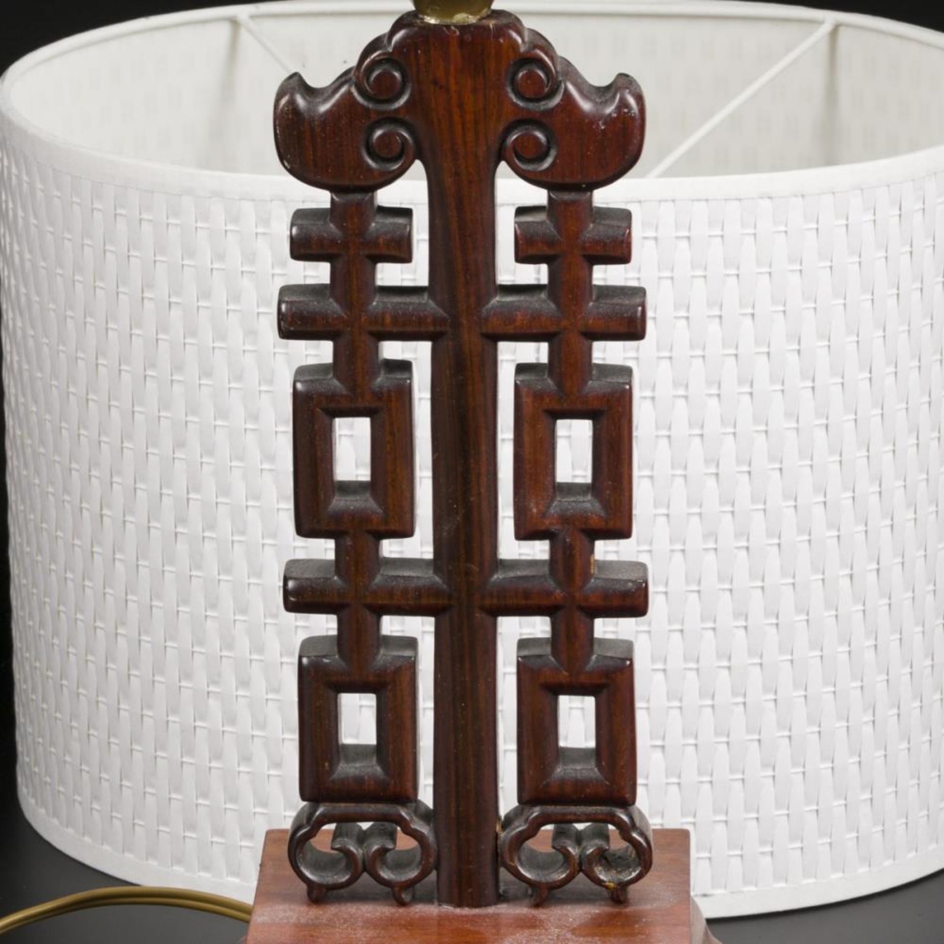 A wooden lamp stand. China, 20th century. - Bild 4 aus 4