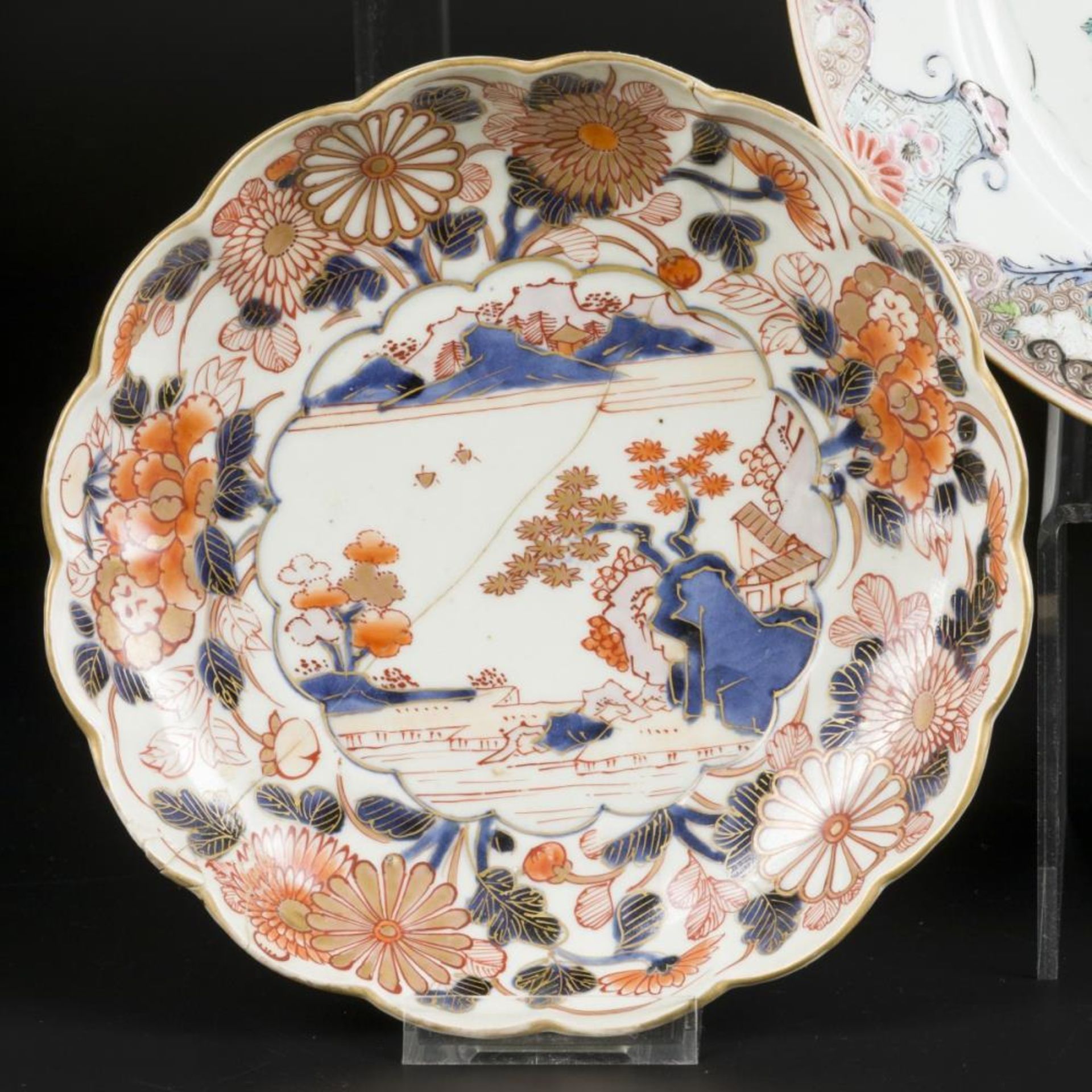 A lot of 5 different plates: 1x Famille Verte, 2x Famille Rose all Chinese 18th century and 2x Japan - Bild 2 aus 7