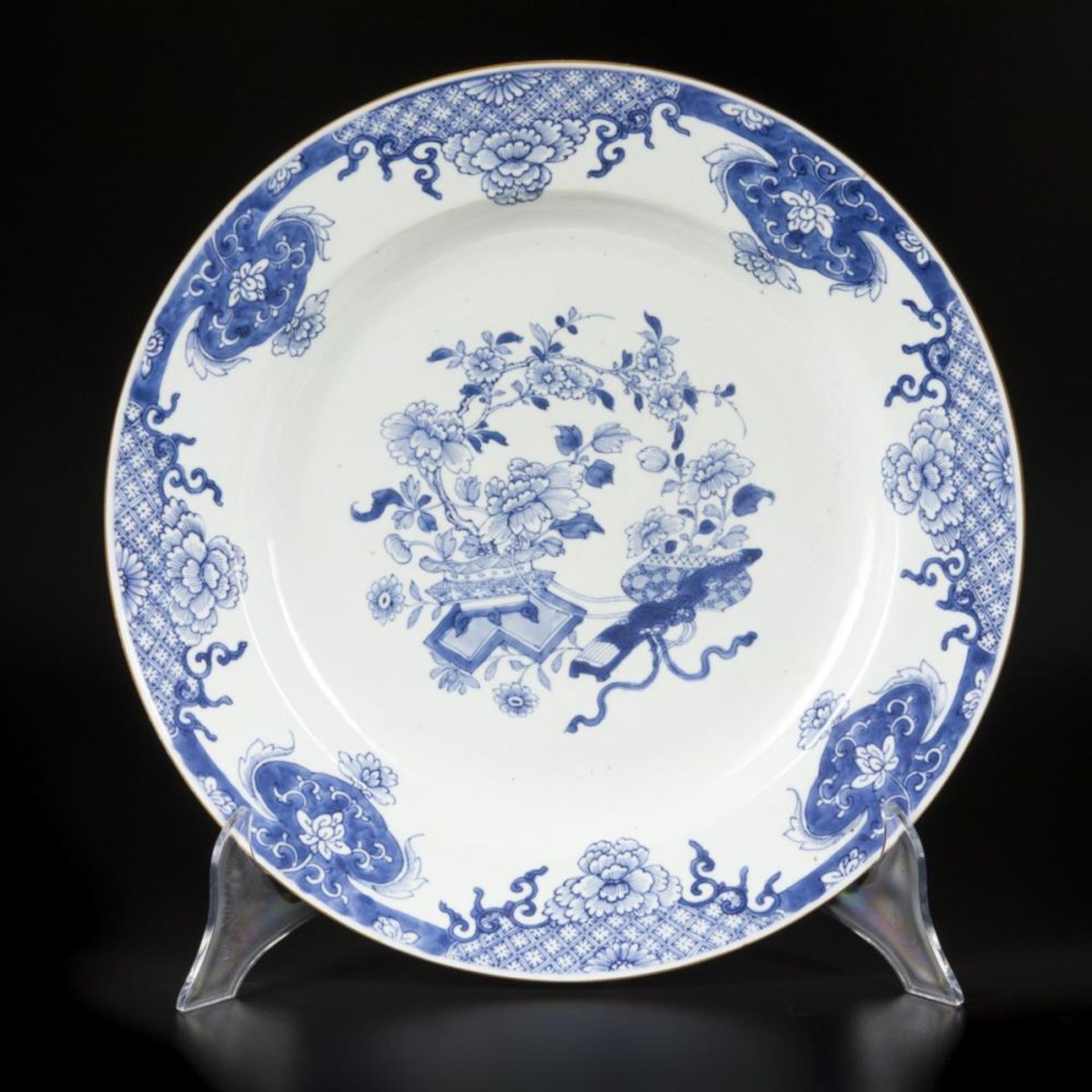 A porcelain dish decorated with antiques and flowers. China, Qianglong.