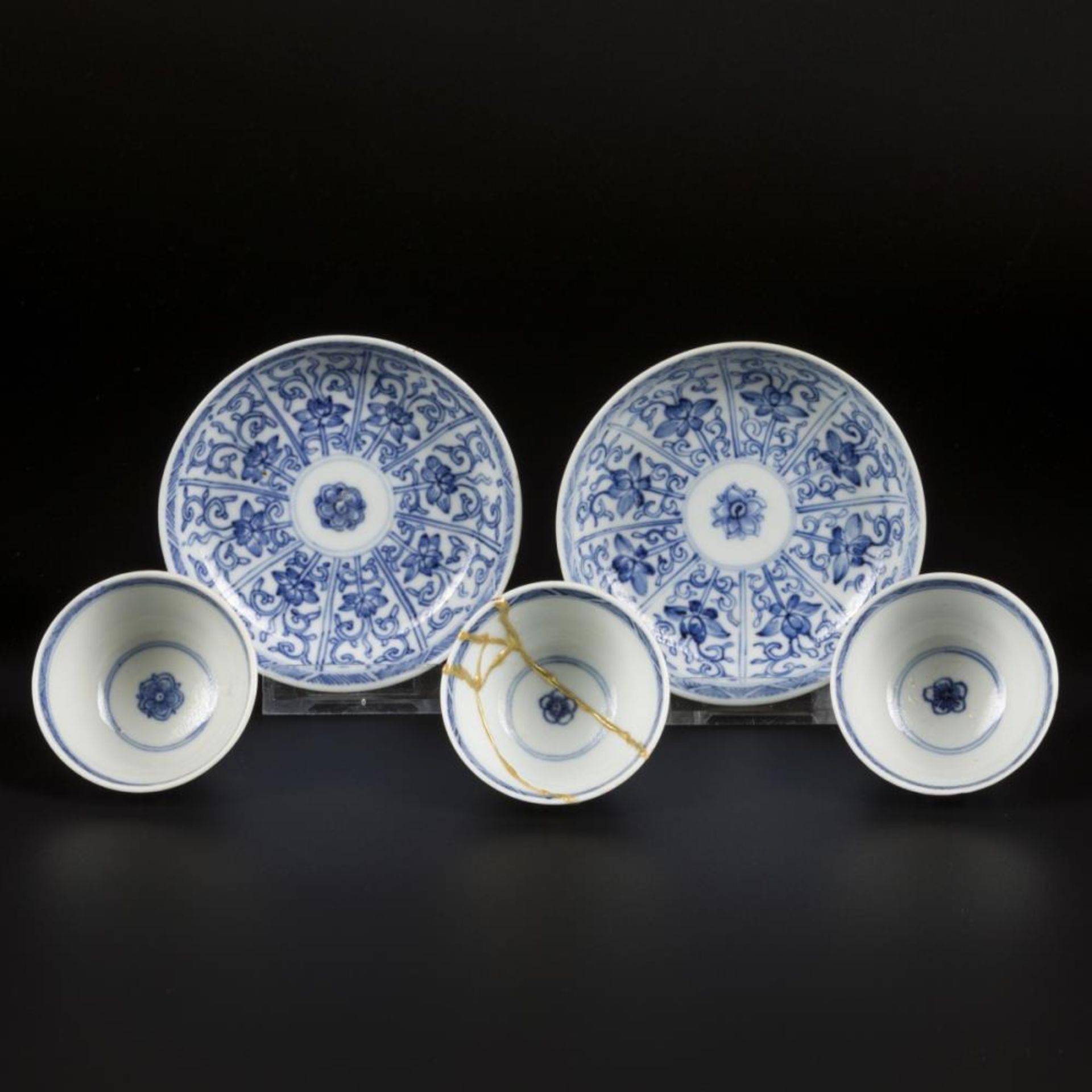 A set of (2+3) cups and saucers with floral decoration in sections. China, Kangxi. - Bild 2 aus 3