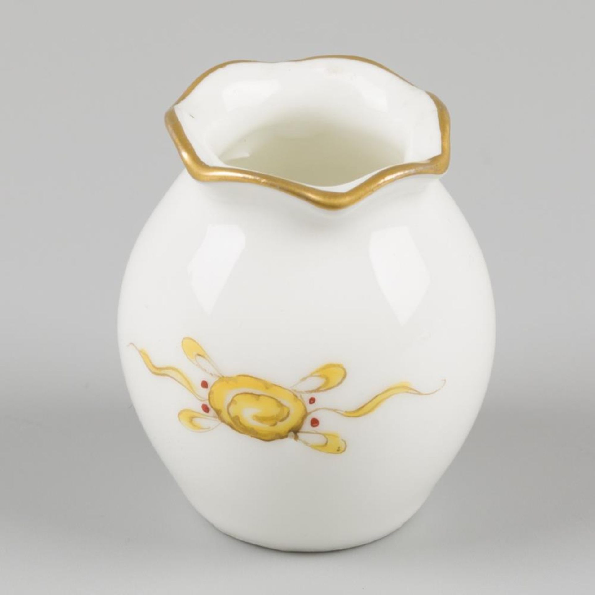 A small flower vase Meissen, yellow dragon décor, Germany, 20th century. - Bild 2 aus 3