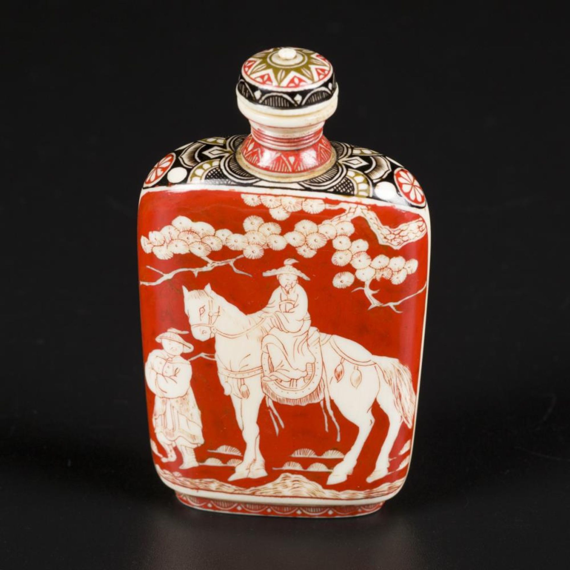 An ivory snuff bottle decorated with various figures under a blossom tree. China, late 19th century. - Image 2 of 5