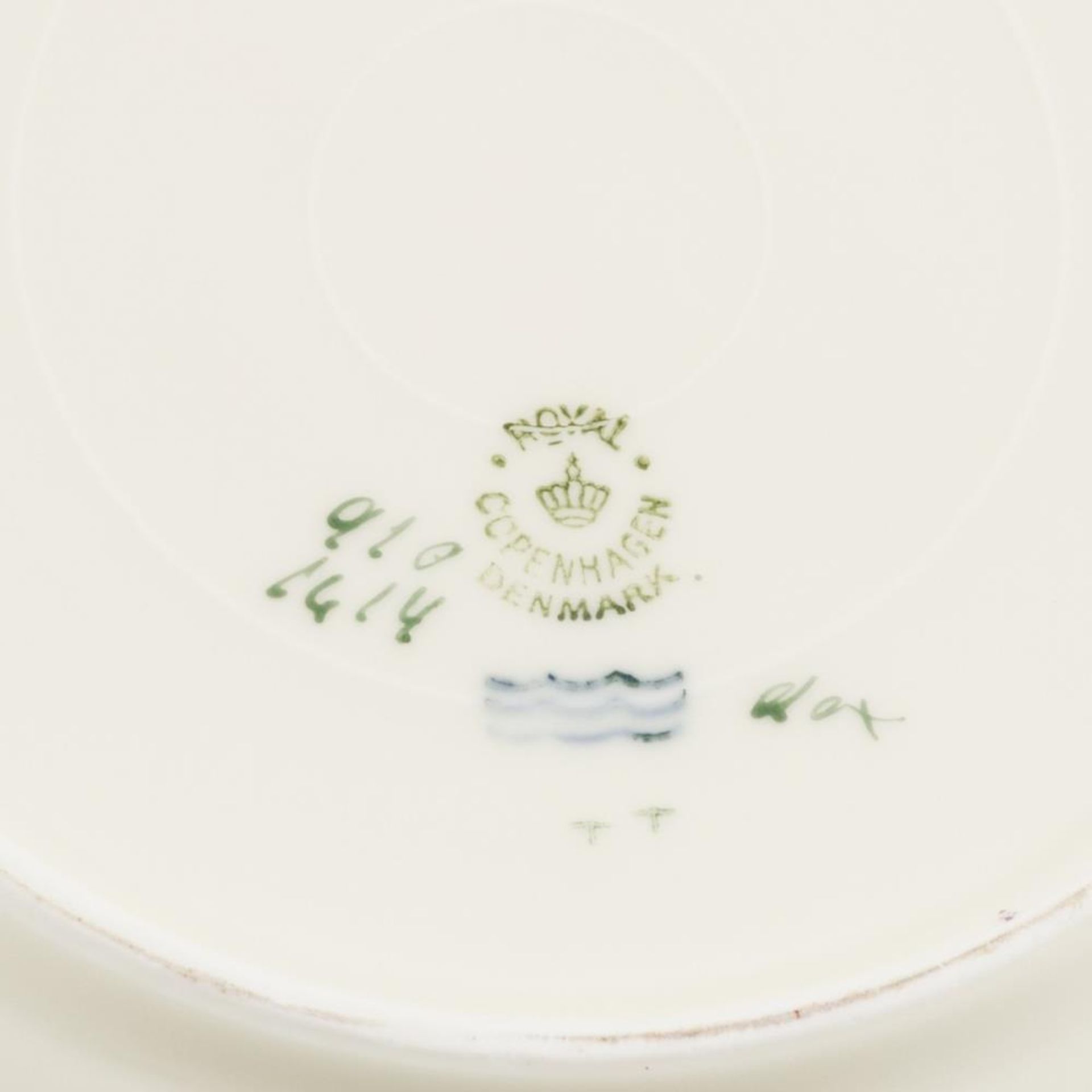 A set of (6) porcelain soup plates decorated with flowers, marked Royal Copenhagen. Denmark, 20th ce - Bild 2 aus 2