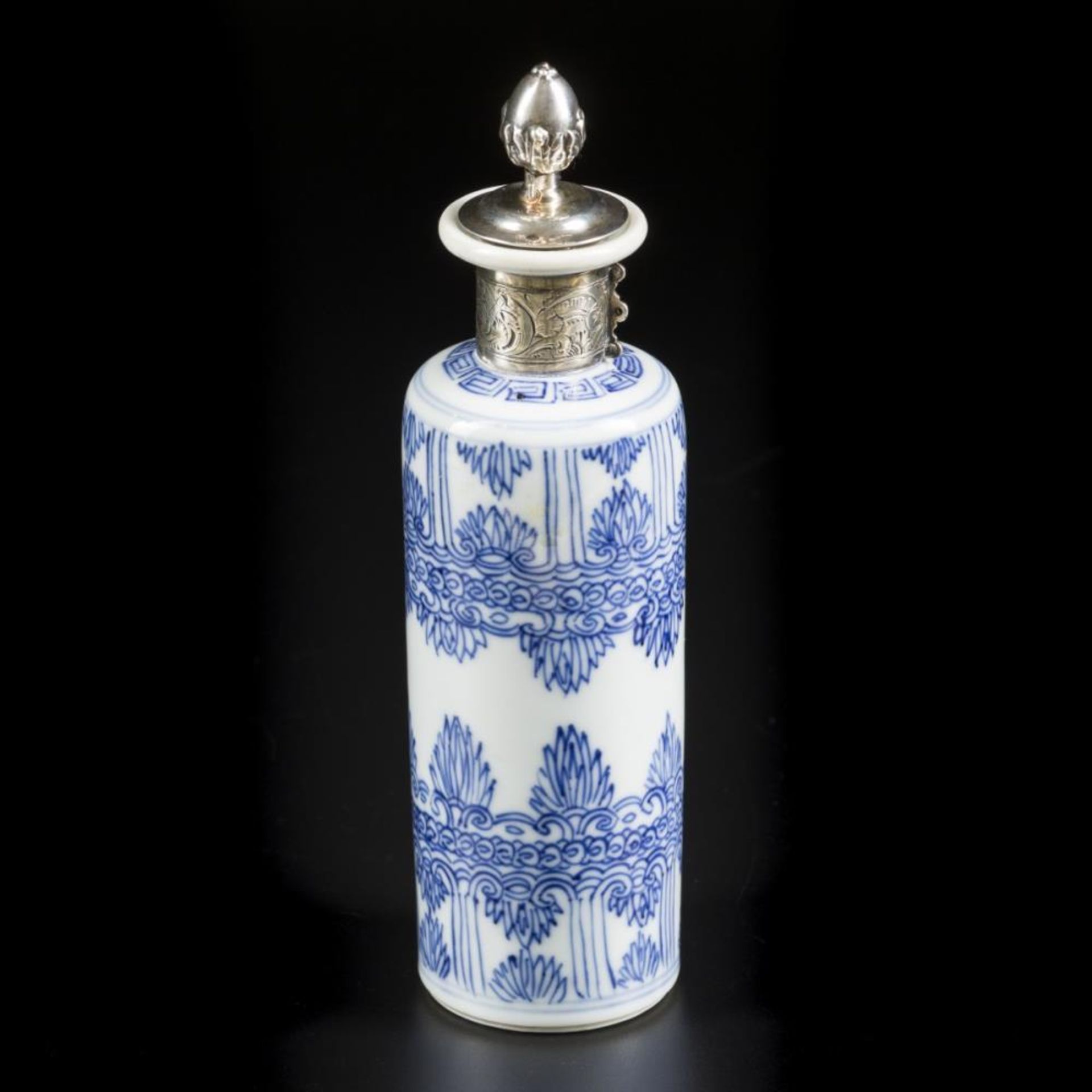 A porcelain tea pot with silver rim and stopper, marked Yu (jade). China, Kangxi. - Image 3 of 8