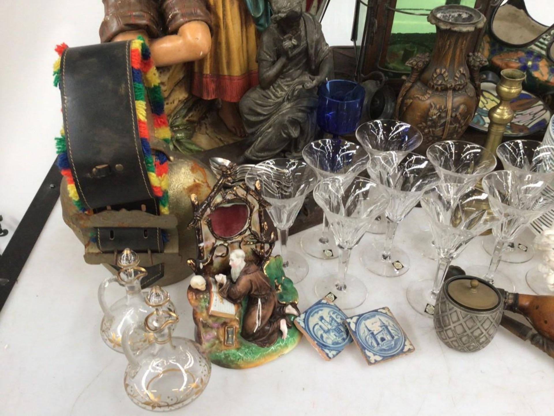 A lot with a cowbell, a ship's lantern, glass saucers, carafes, a few "Delft" tiles and glassware. - Bild 12 aus 16