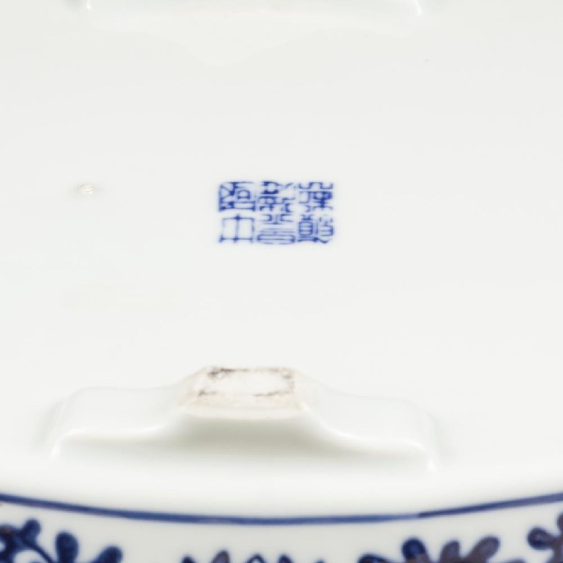 A porcelain jardinière with floral decoration, marked at the bottom " Jingdezhen ". China, 20th cent - Bild 4 aus 4