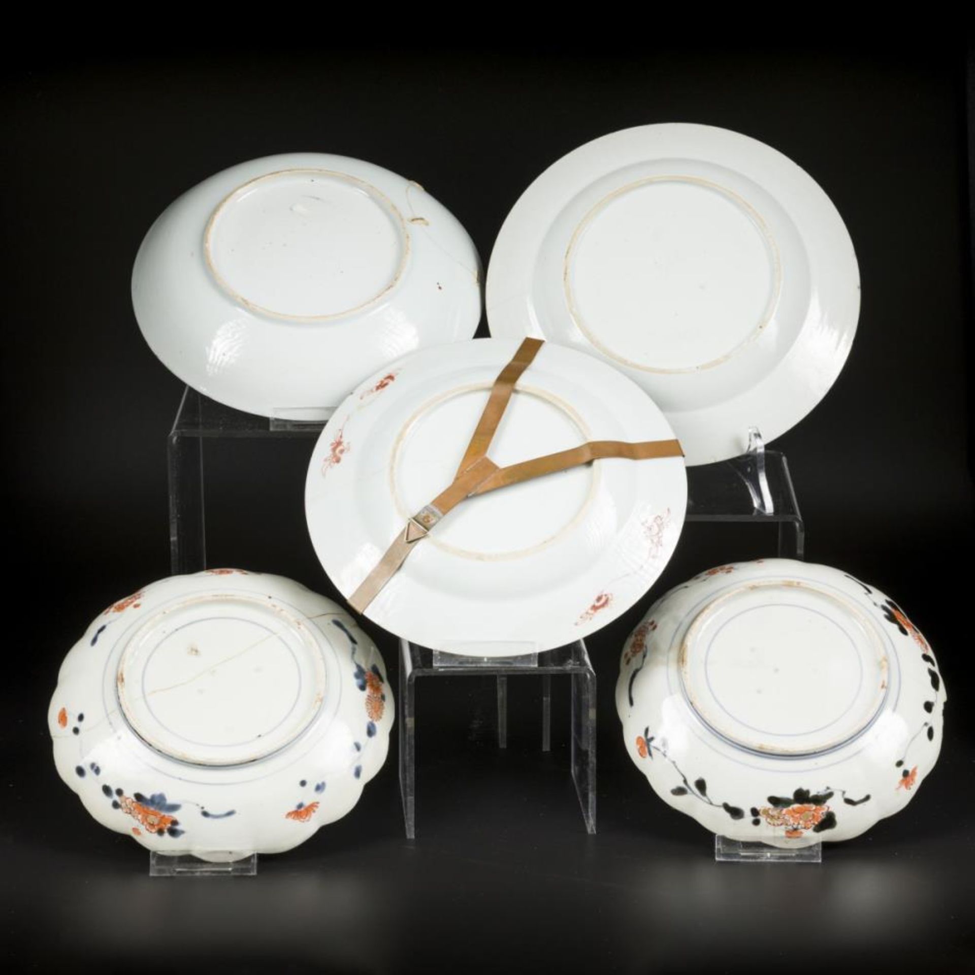 A lot of 5 different plates: 1x Famille Verte, 2x Famille Rose all Chinese 18th century and 2x Japan - Bild 7 aus 7